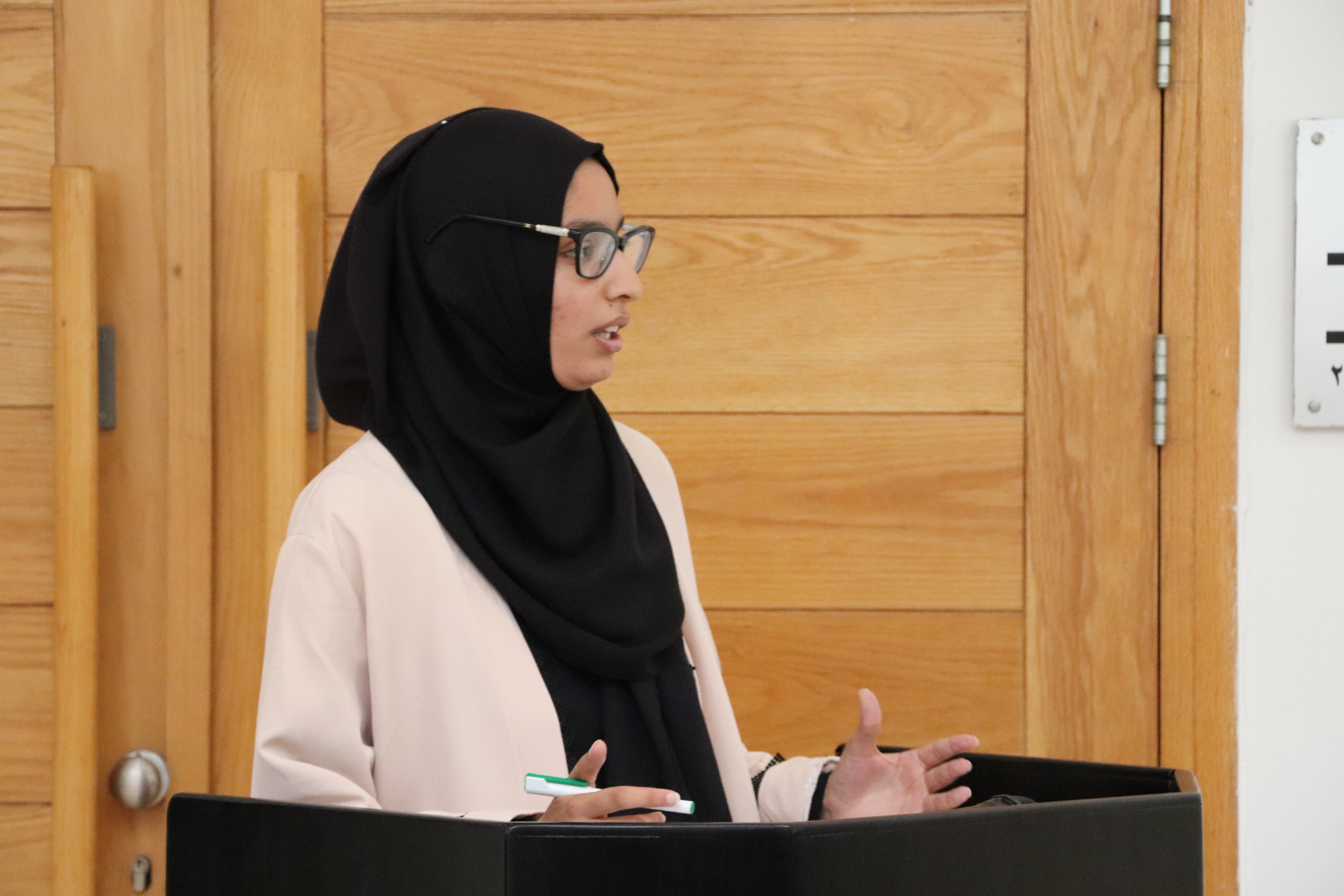 مدير عام بلدية بيت لحم يفتتح معرض "صورة وحكاية" في مركز السلام بيت لحم