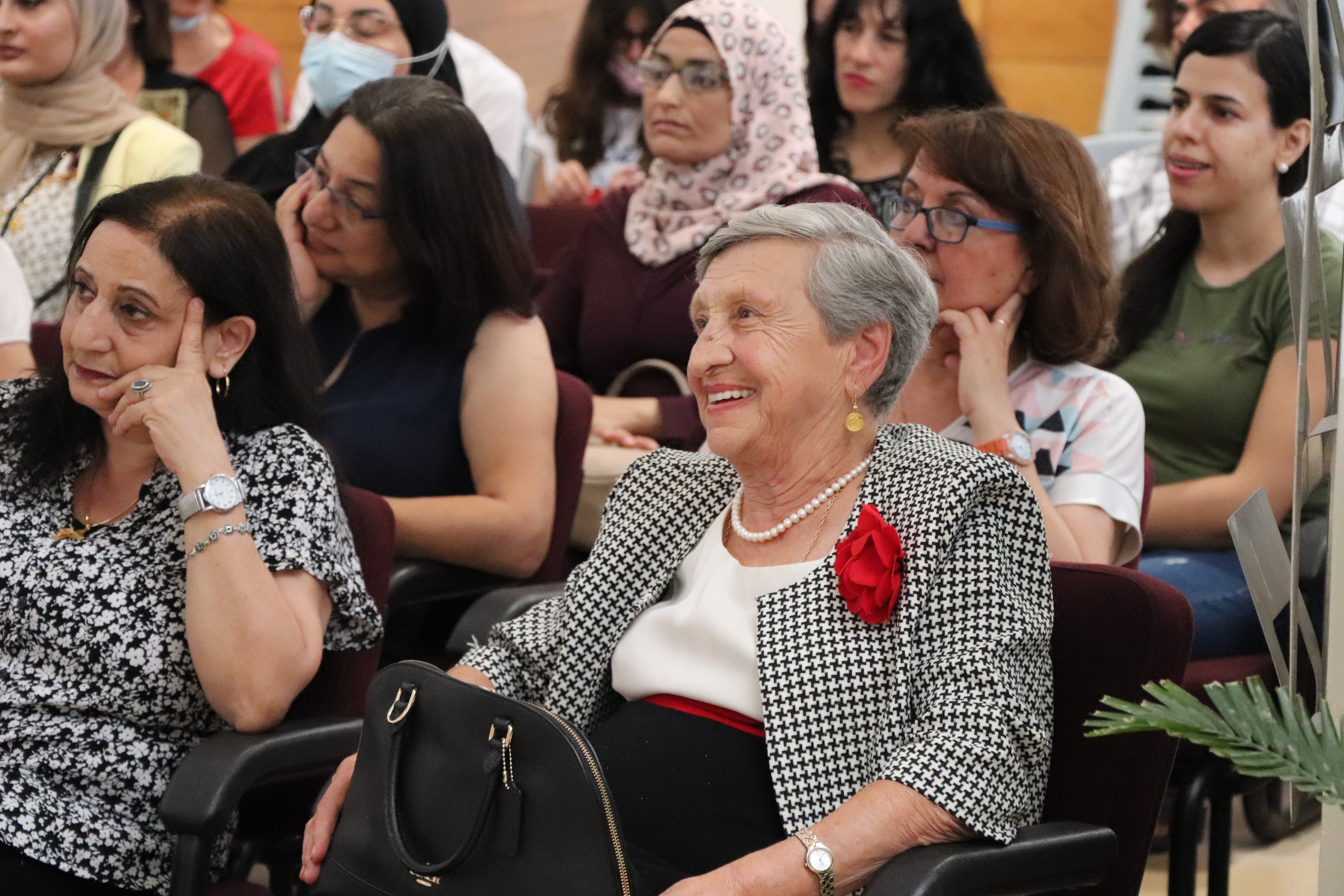 مدير عام بلدية بيت لحم يفتتح معرض "صورة وحكاية" في مركز السلام بيت لحم