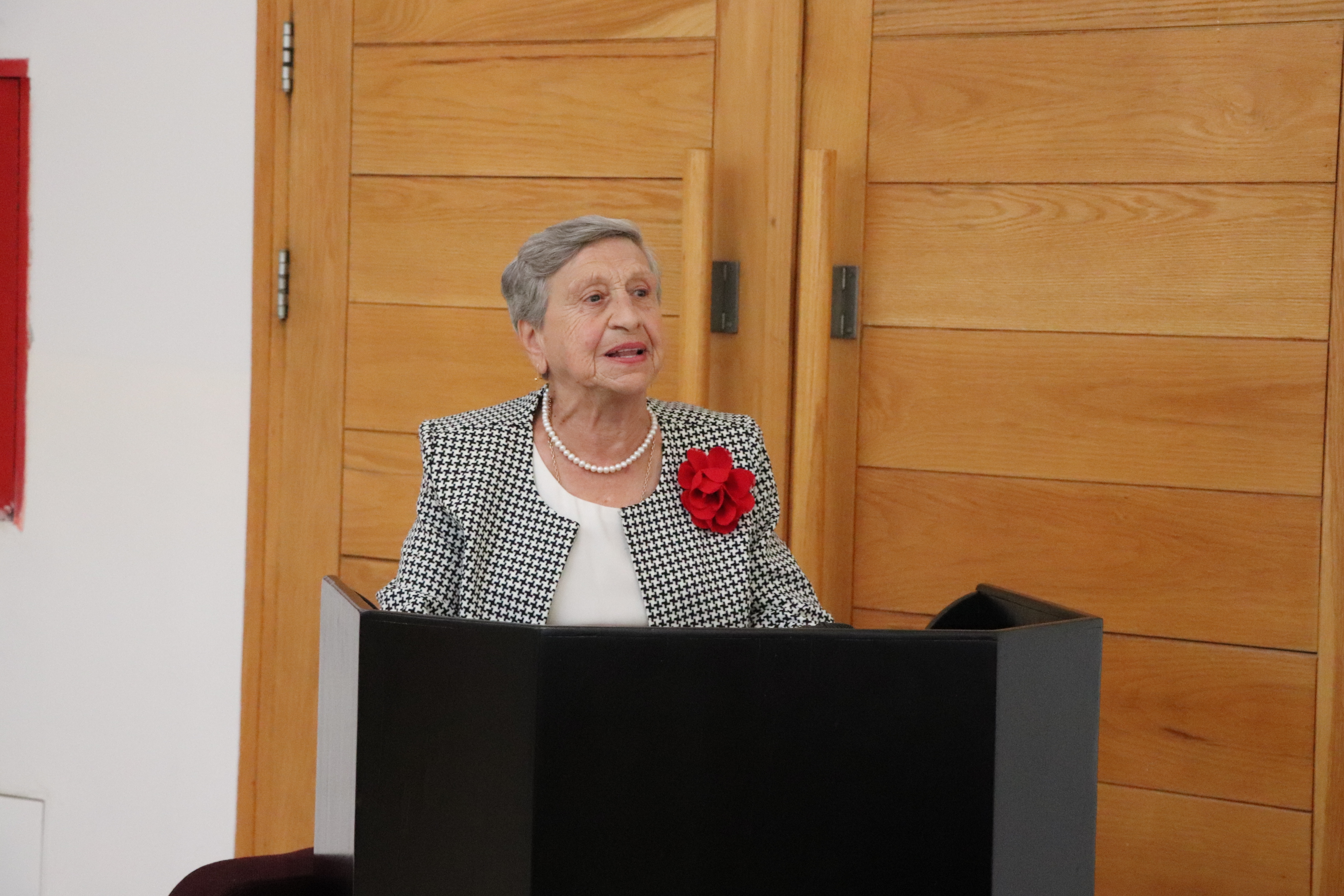 مدير عام بلدية بيت لحم يفتتح معرض "صورة وحكاية" في مركز السلام بيت لحم