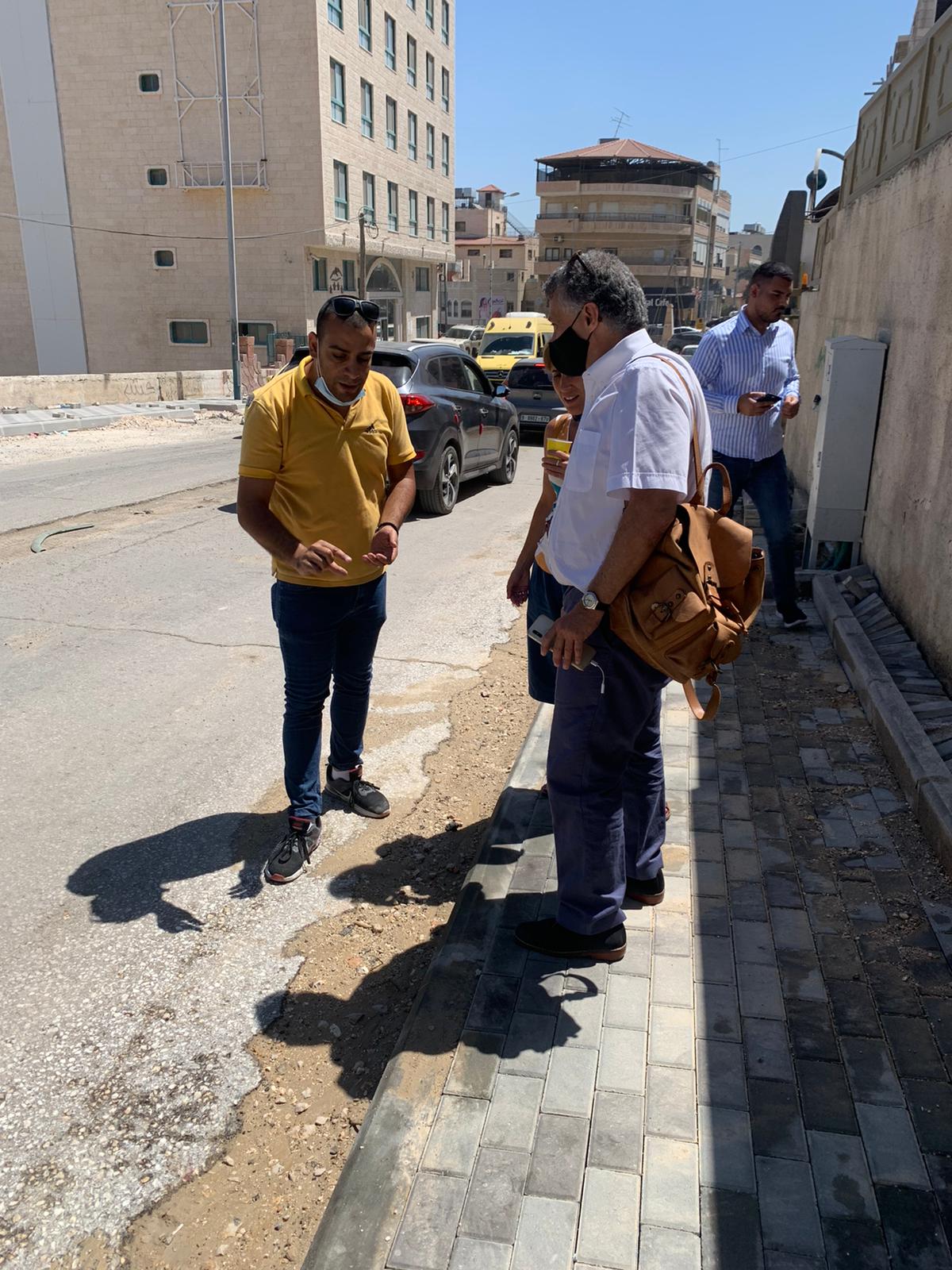 مدير عام بلدية بيت لحم يُطلع مدير المشاريع في التعاون الإسباني على تطورات أعمال تأهيل شارع بيت ساحور