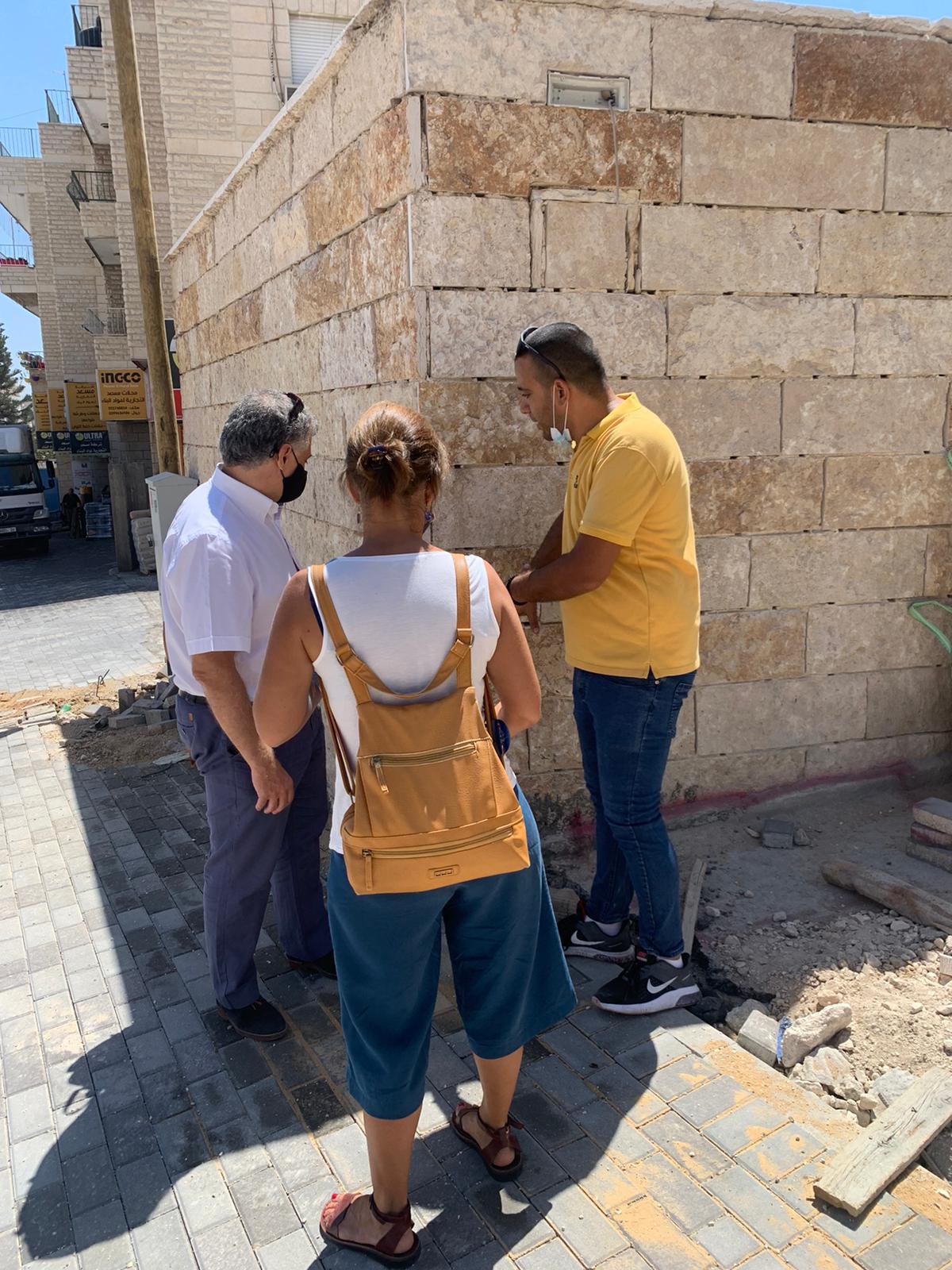 مدير عام بلدية بيت لحم يُطلع مدير المشاريع في التعاون الإسباني على تطورات أعمال تأهيل شارع بيت ساحور