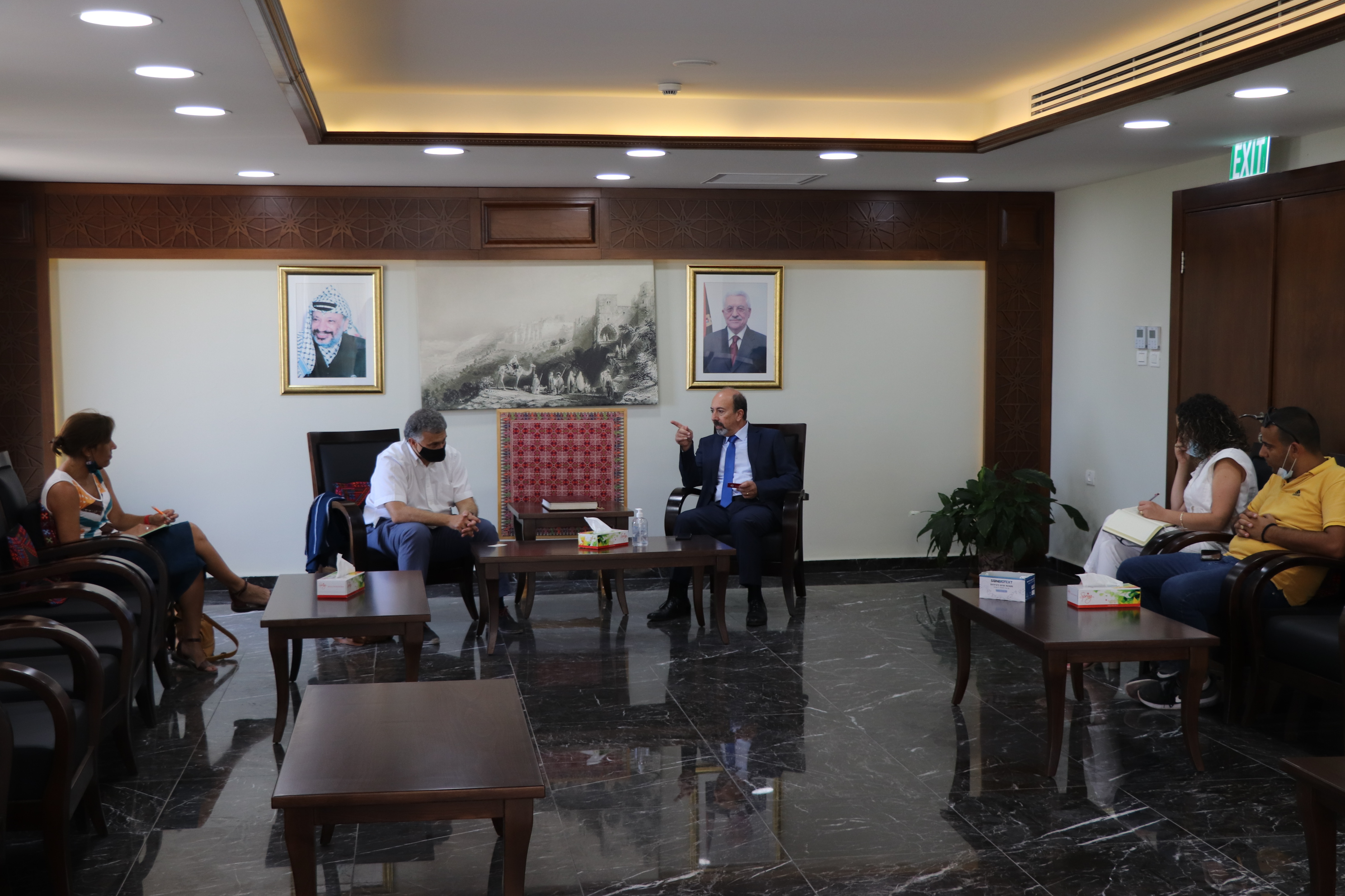 مدير عام بلدية بيت لحم يُطلع مدير المشاريع في التعاون الإسباني على تطورات أعمال تأهيل شارع بيت ساحور