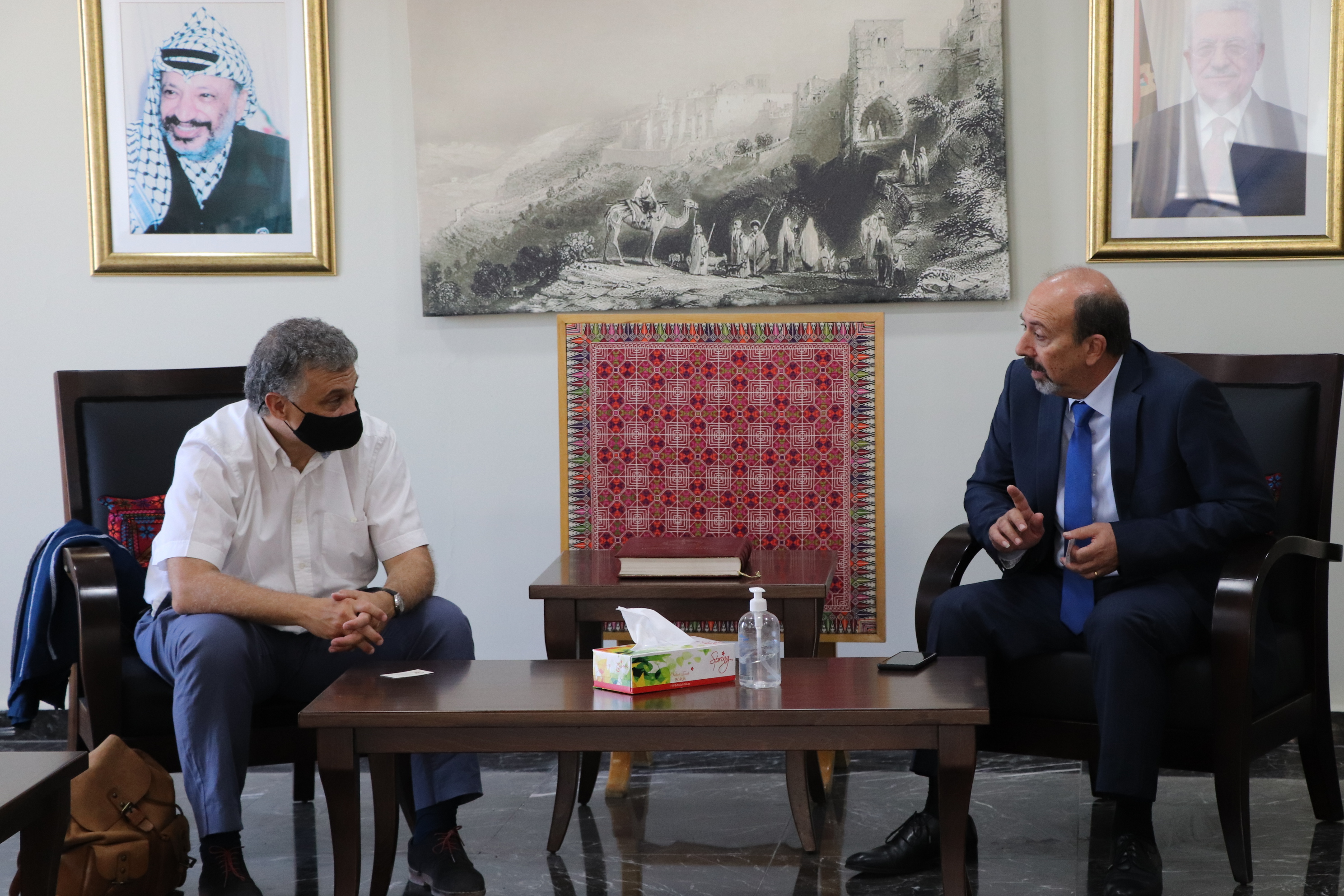 مدير عام بلدية بيت لحم يُطلع مدير المشاريع في التعاون الإسباني على تطورات أعمال تأهيل شارع بيت ساحور