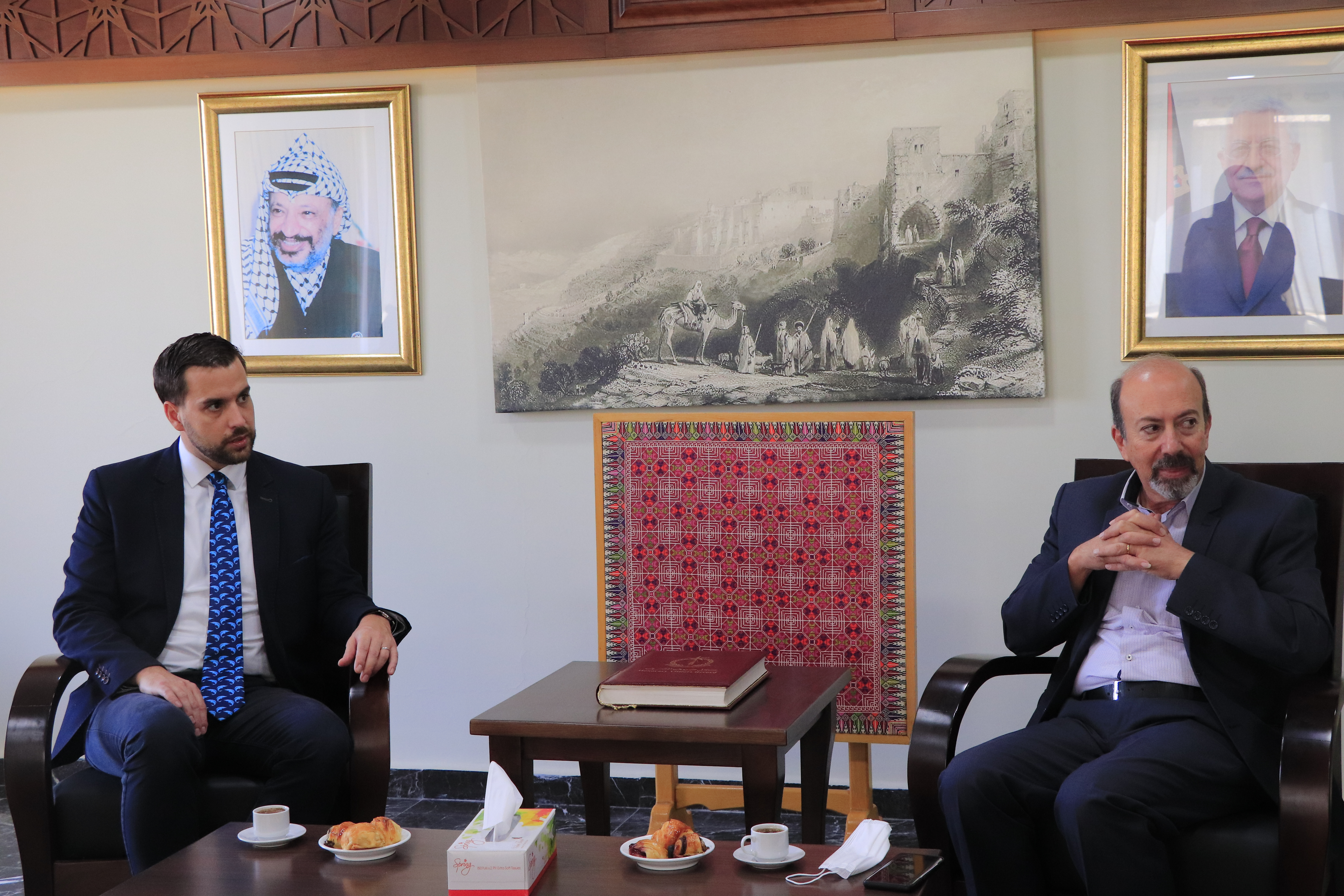 سلمان يستقبل ممثل هنغاريا في دار البلدية