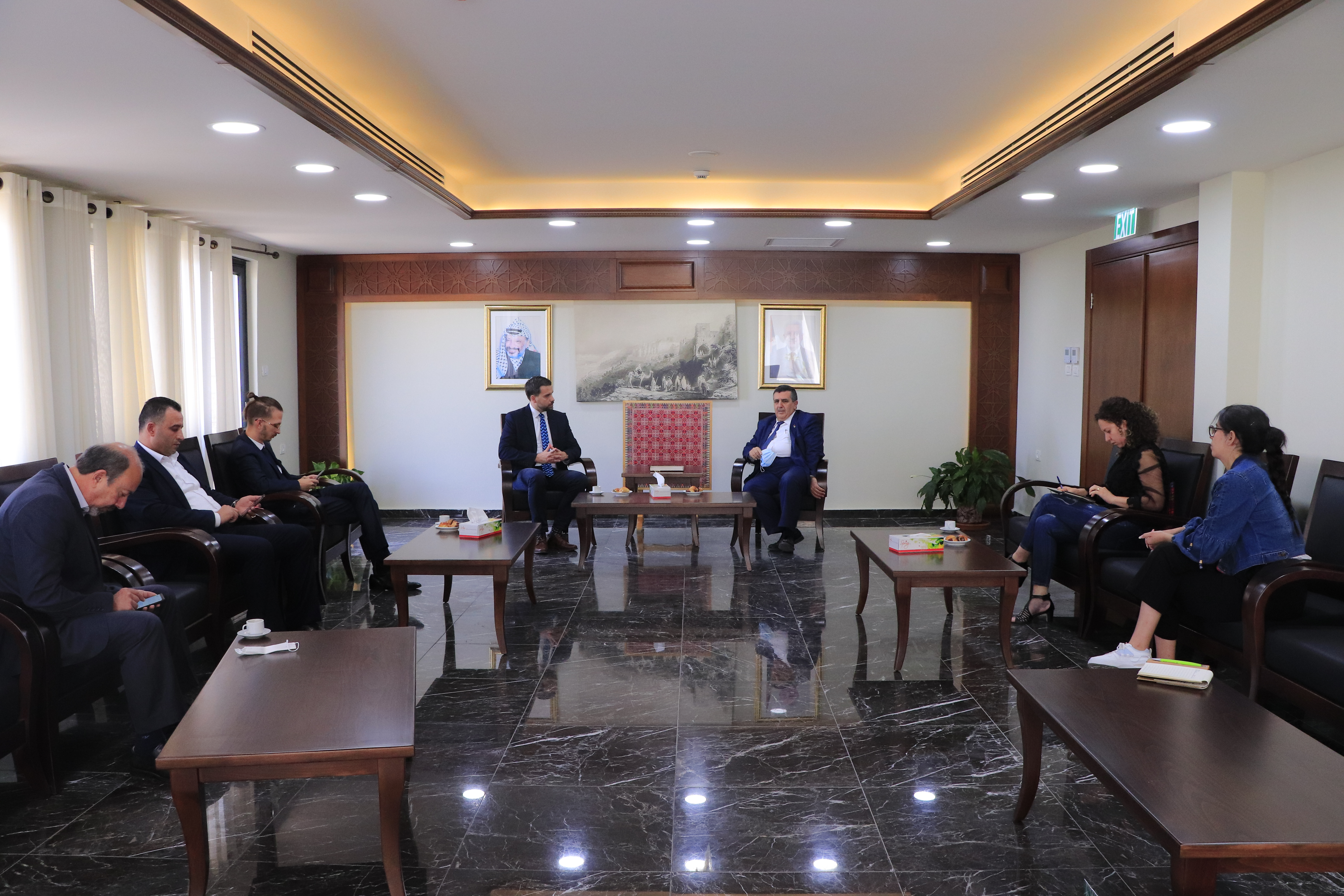 سلمان يستقبل ممثل هنغاريا في دار البلدية