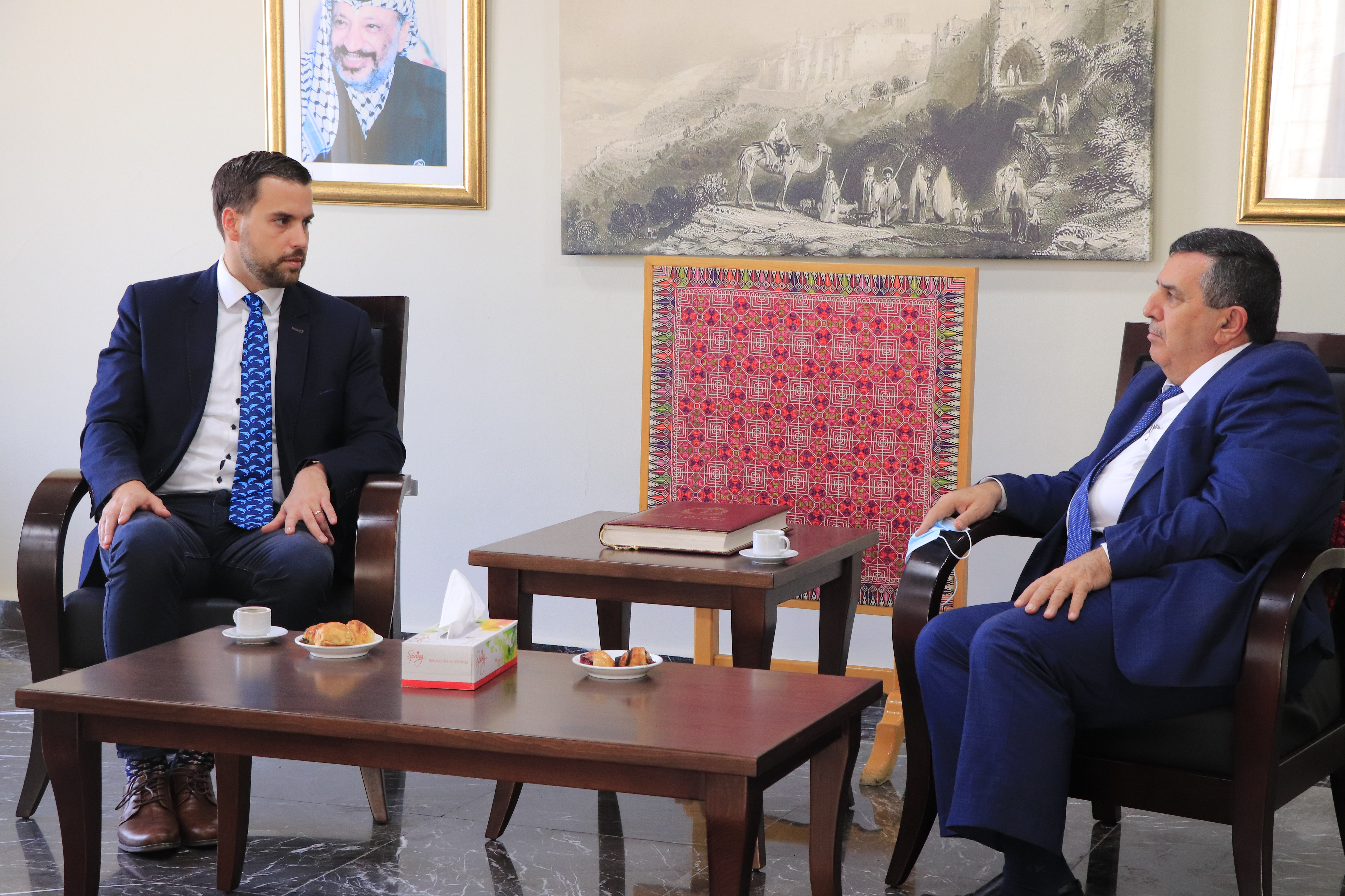 سلمان يستقبل ممثل هنغاريا في دار البلدية