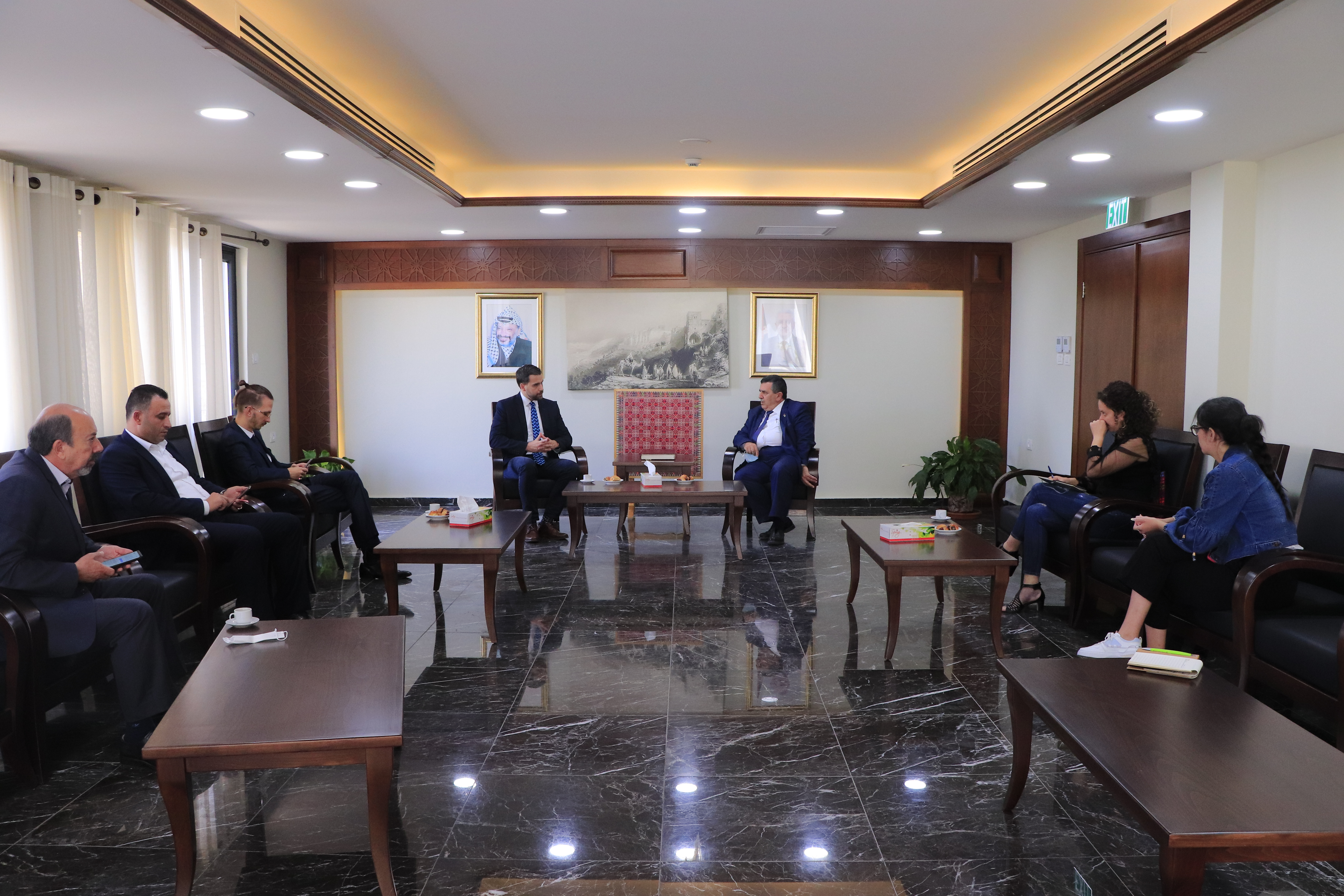 سلمان يستقبل ممثل هنغاريا في دار البلدية