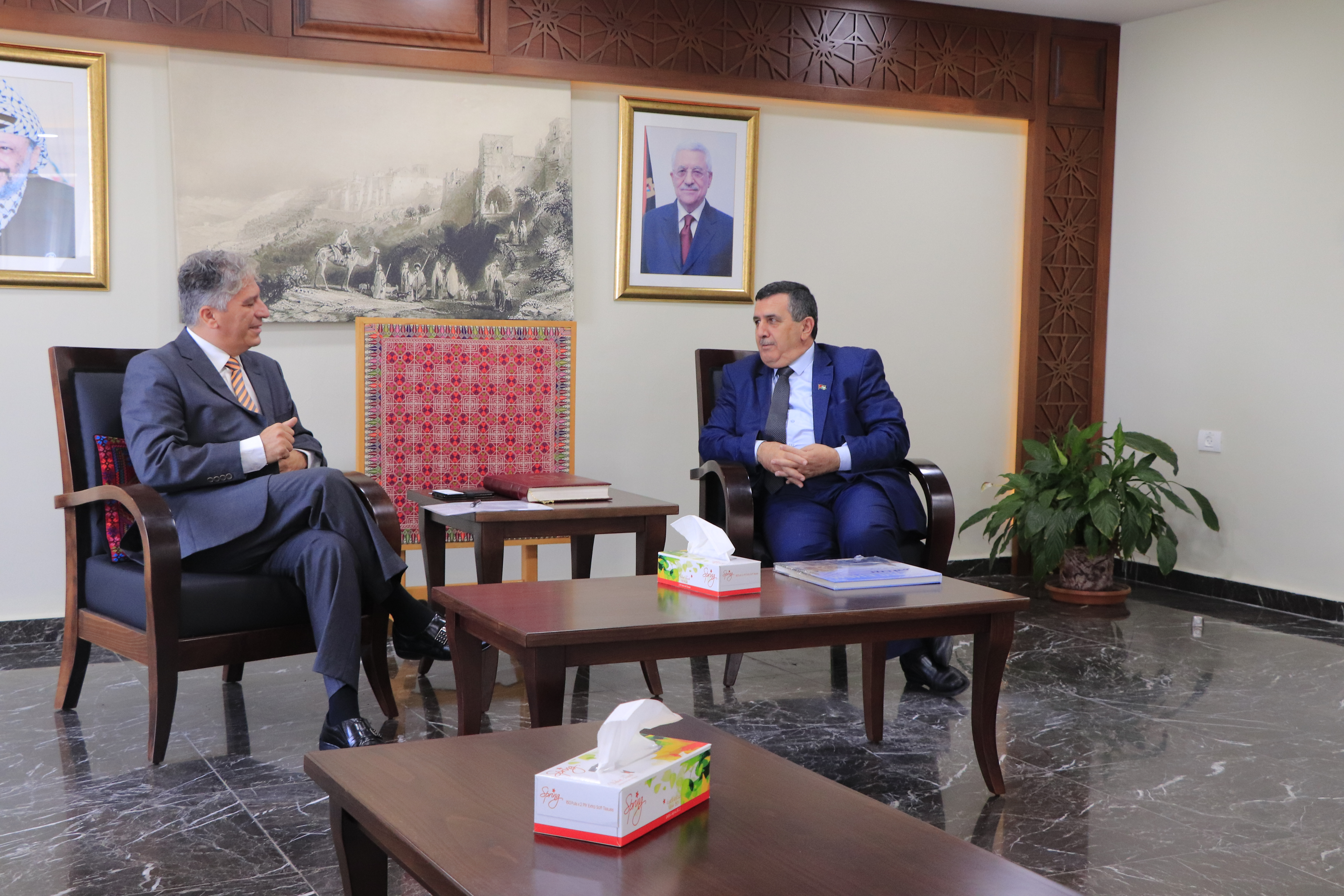 سلمان يستقبل سفير المكتب التمثيلي للبرازيل لدى دولة فلسطين