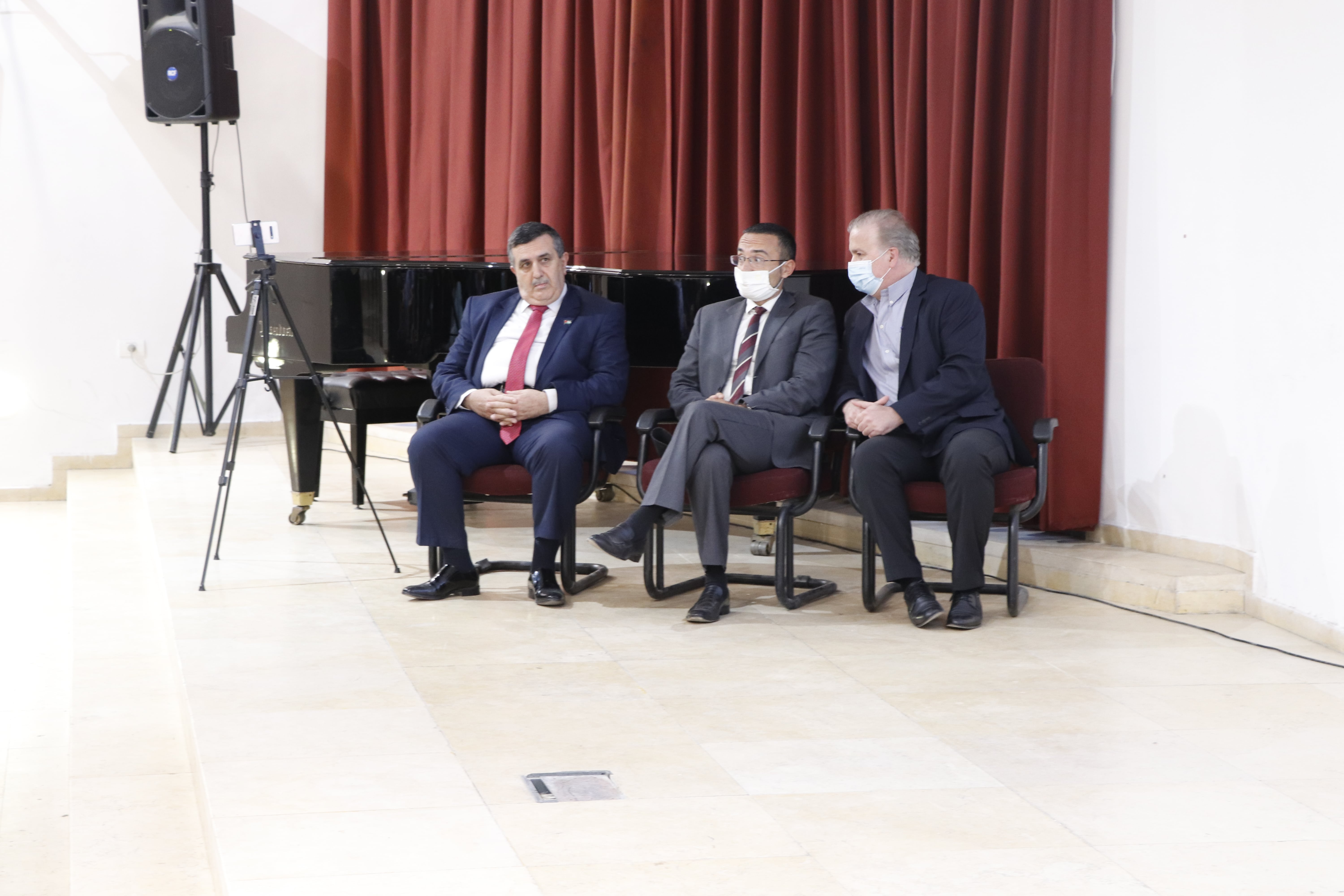 تقديراً لجهوده في تعزيز العلاقات الفلسطينية الإيطالية:  رئيس الجمهورية الإيطالية يمنح رئيس بلدية بيت لحم وسام نجمة إيطاليا