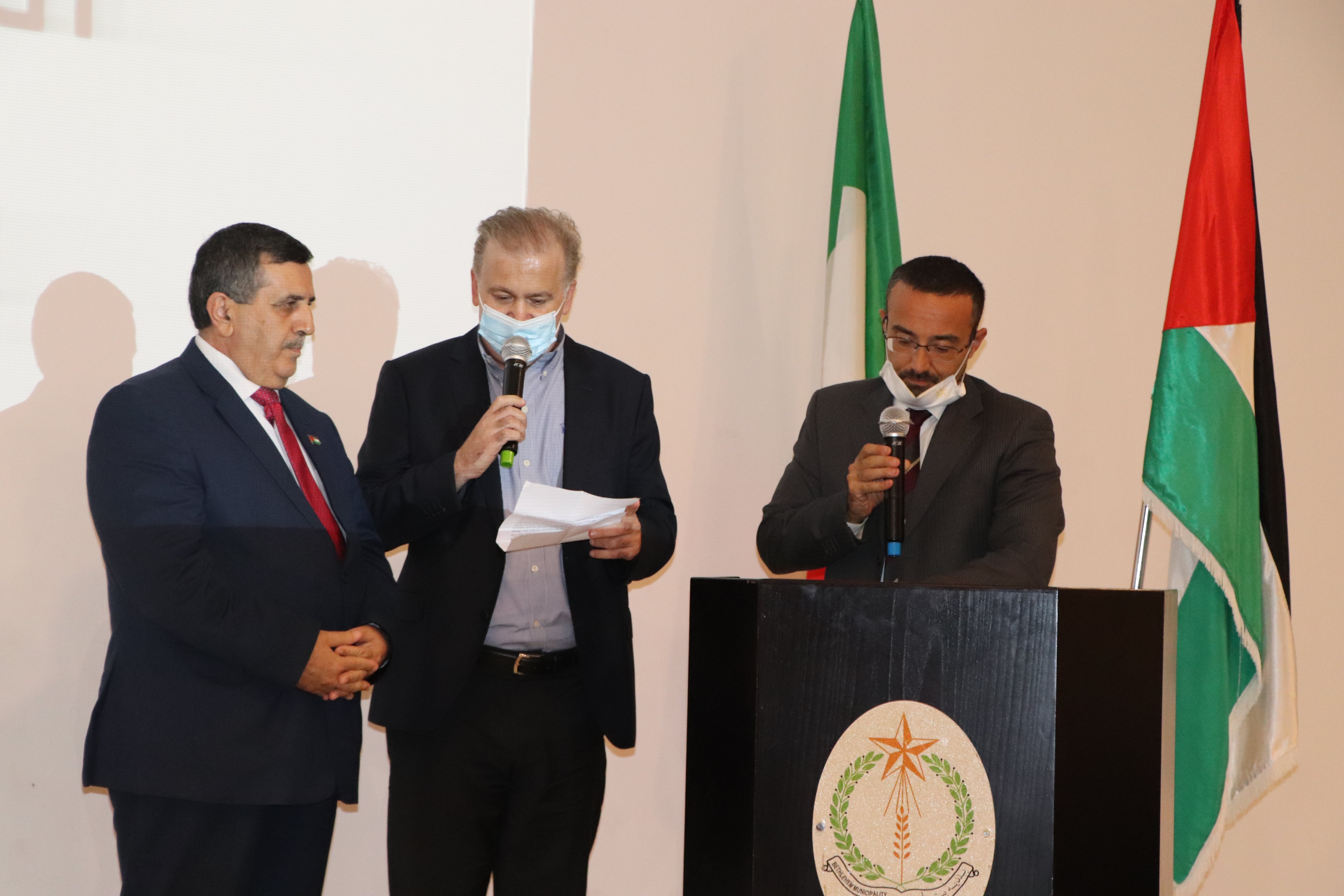 تقديراً لجهوده في تعزيز العلاقات الفلسطينية الإيطالية:  رئيس الجمهورية الإيطالية يمنح رئيس بلدية بيت لحم وسام نجمة إيطاليا