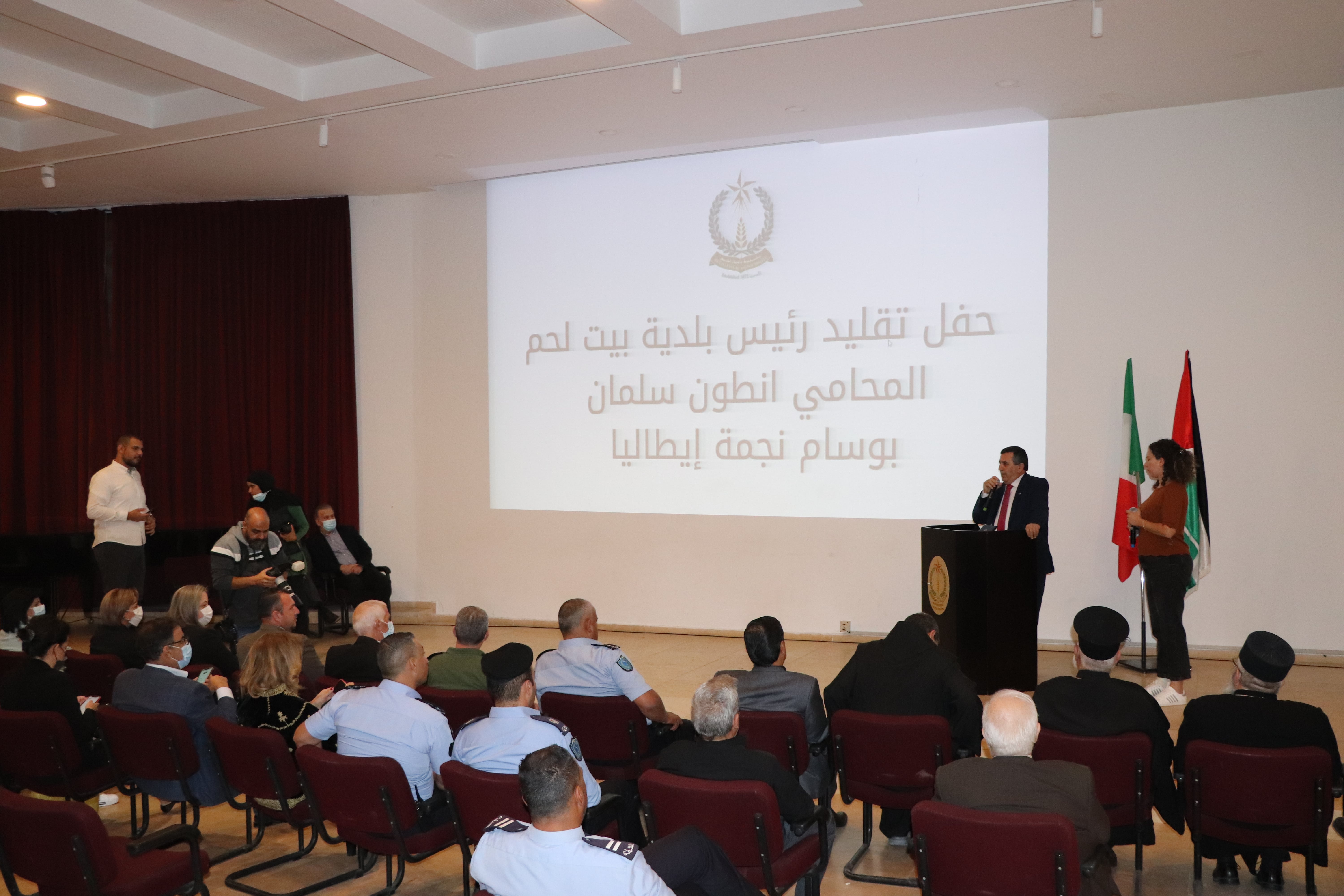 تقديراً لجهوده في تعزيز العلاقات الفلسطينية الإيطالية:  رئيس الجمهورية الإيطالية يمنح رئيس بلدية بيت لحم وسام نجمة إيطاليا