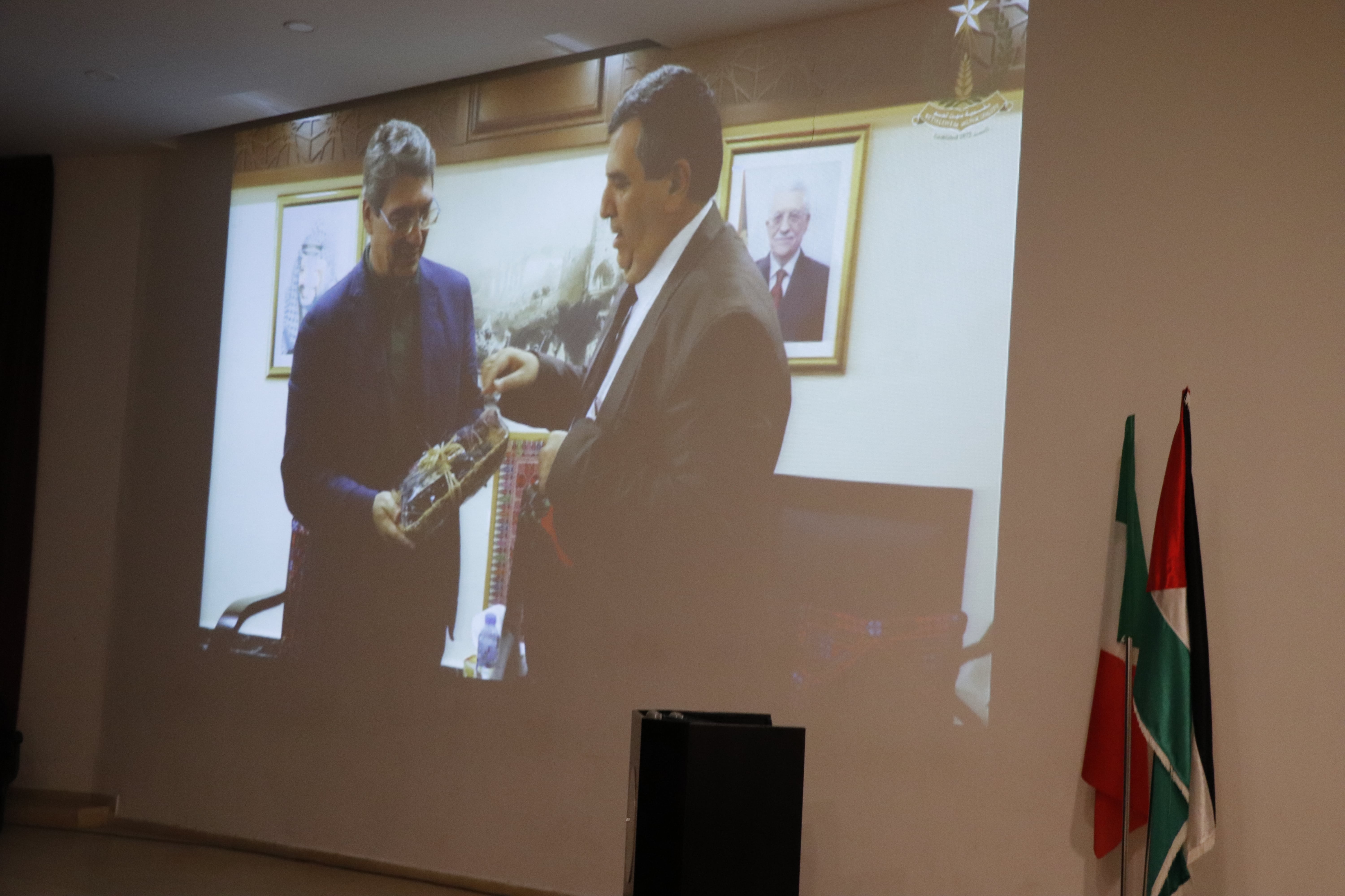 تقديراً لجهوده في تعزيز العلاقات الفلسطينية الإيطالية:  رئيس الجمهورية الإيطالية يمنح رئيس بلدية بيت لحم وسام نجمة إيطاليا