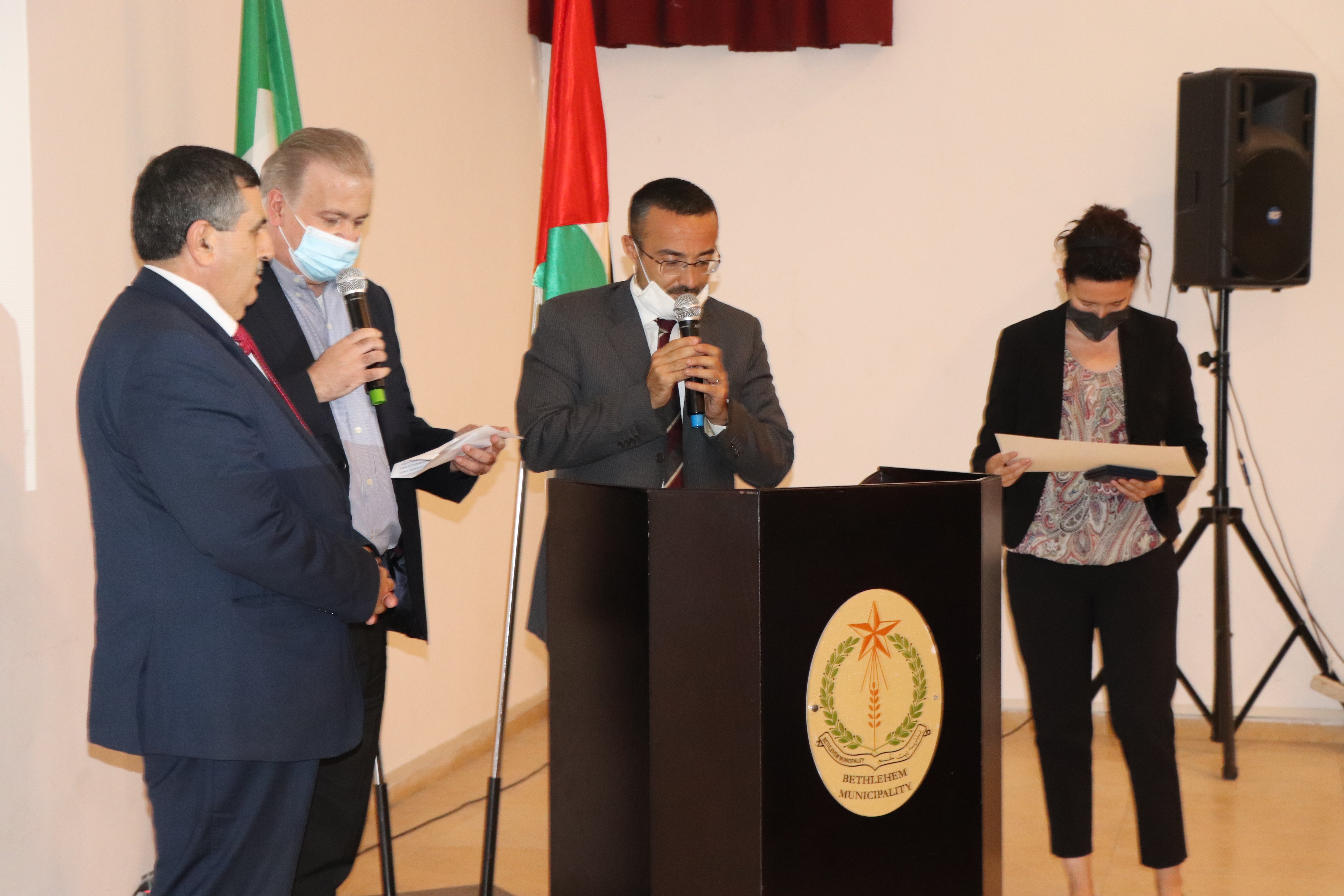 تقديراً لجهوده في تعزيز العلاقات الفلسطينية الإيطالية:  رئيس الجمهورية الإيطالية يمنح رئيس بلدية بيت لحم وسام نجمة إيطاليا