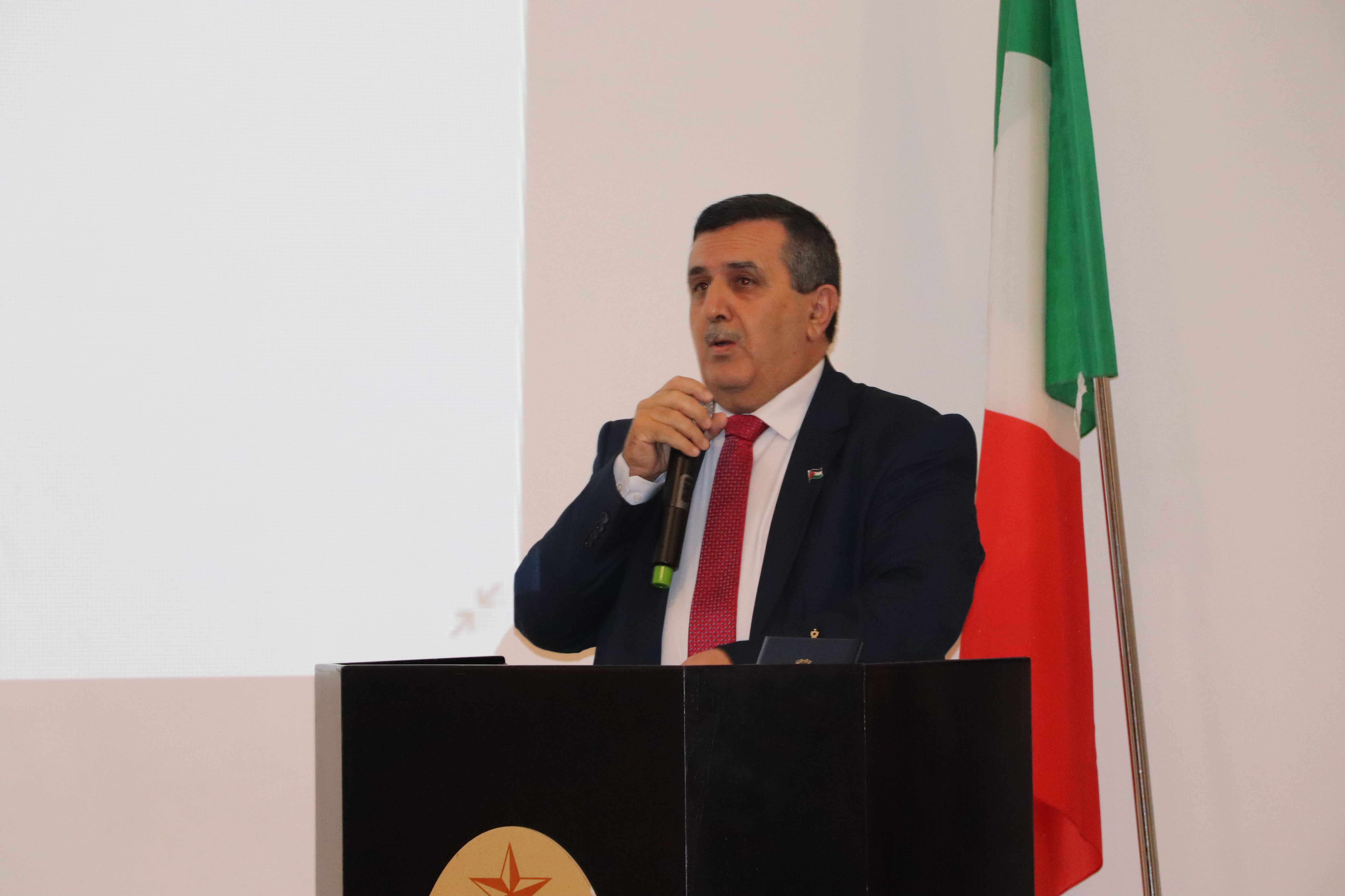 تقديراً لجهوده في تعزيز العلاقات الفلسطينية الإيطالية:  رئيس الجمهورية الإيطالية يمنح رئيس بلدية بيت لحم وسام نجمة إيطاليا