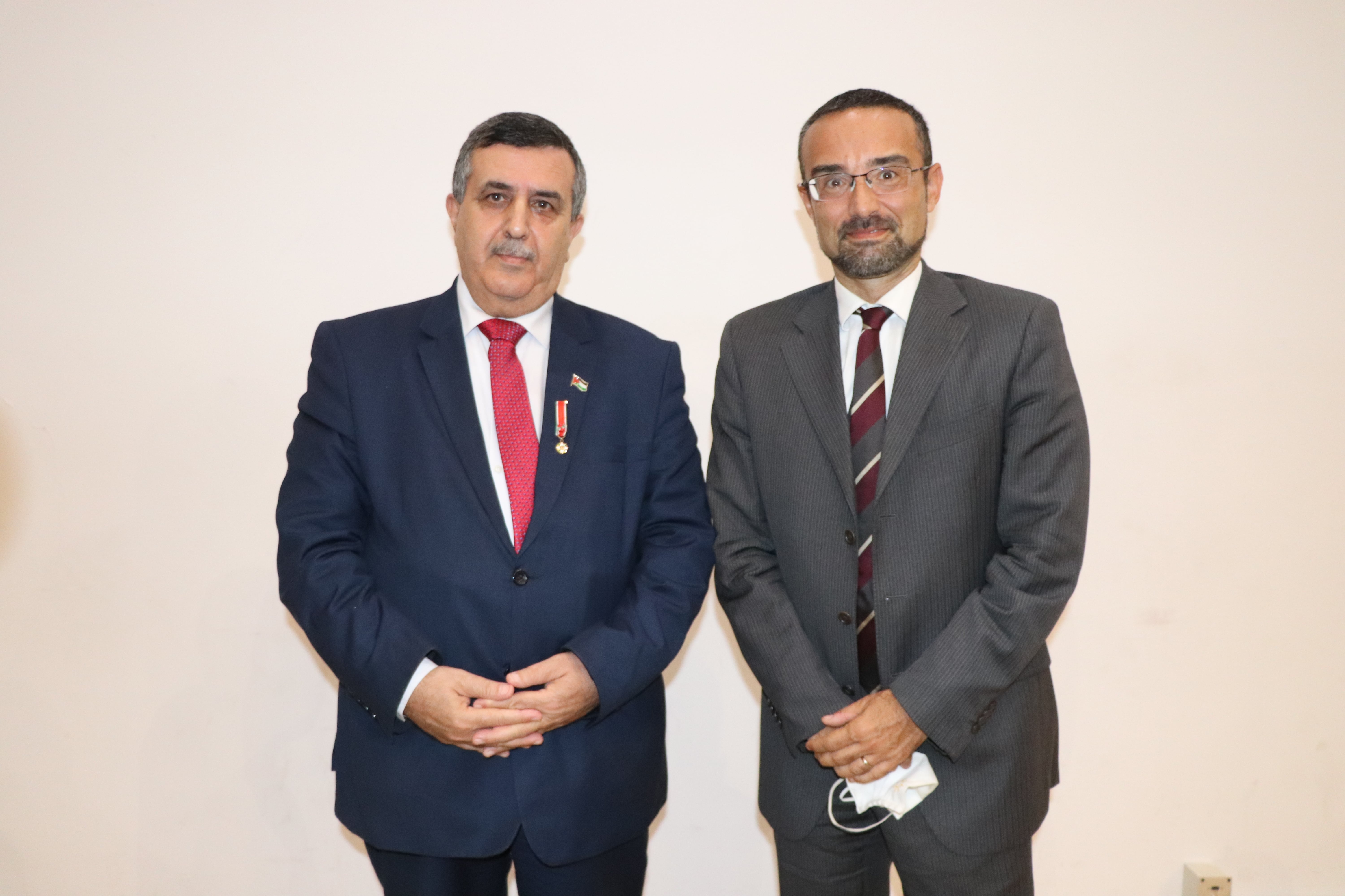 تقديراً لجهوده في تعزيز العلاقات الفلسطينية الإيطالية:  رئيس الجمهورية الإيطالية يمنح رئيس بلدية بيت لحم وسام نجمة إيطاليا