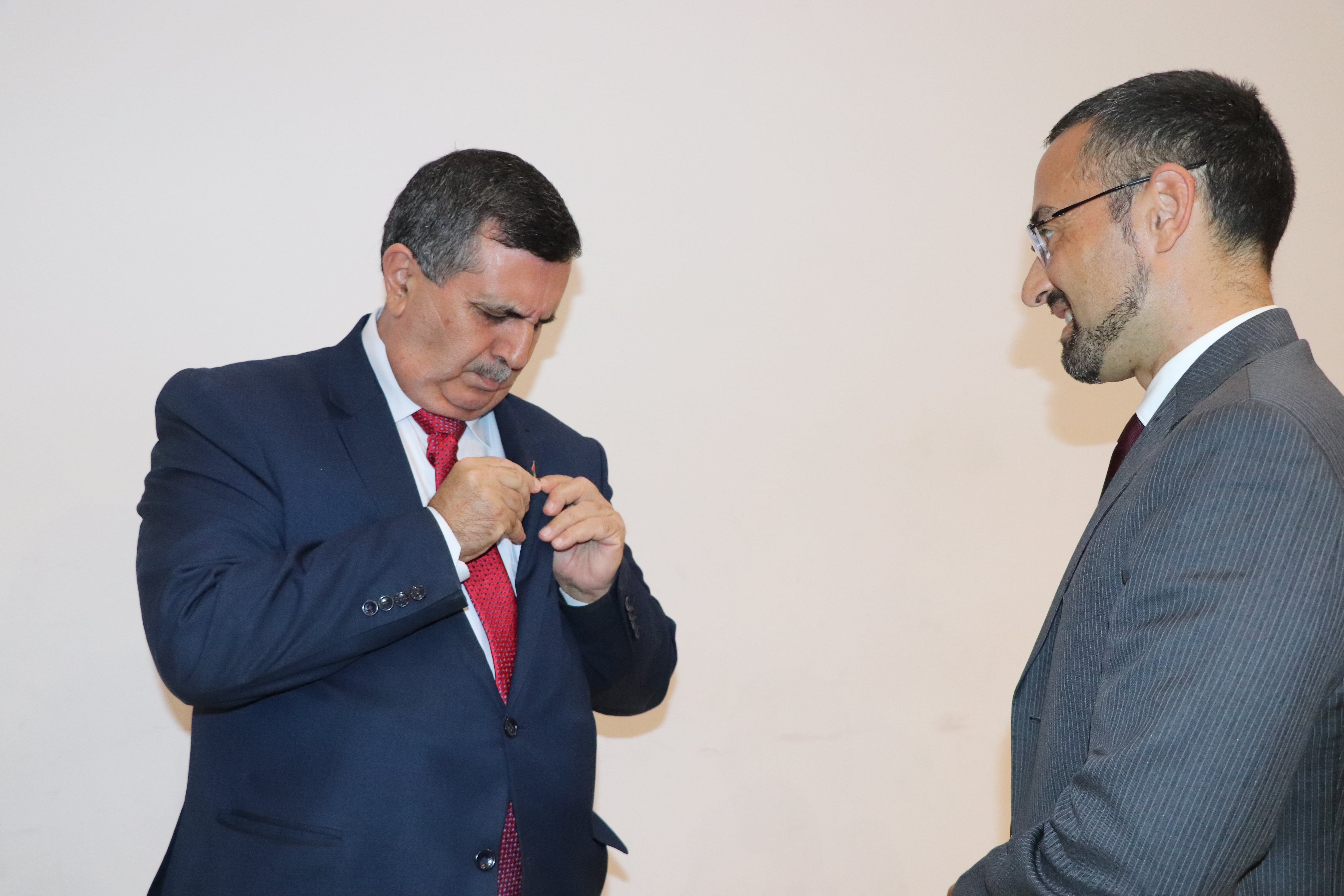 تقديراً لجهوده في تعزيز العلاقات الفلسطينية الإيطالية:  رئيس الجمهورية الإيطالية يمنح رئيس بلدية بيت لحم وسام نجمة إيطاليا