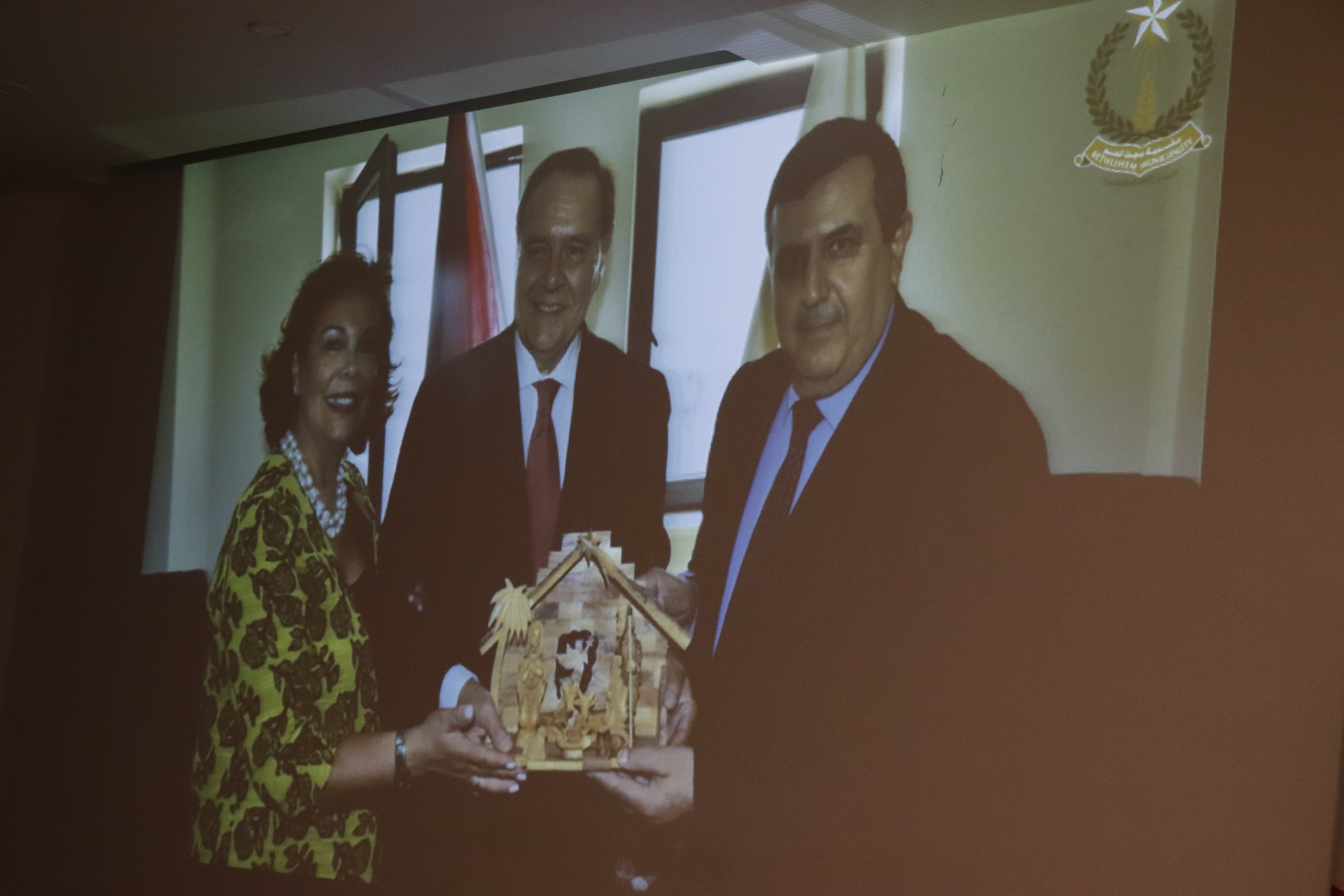 تقديراً لجهوده في تعزيز العلاقات الفلسطينية الإيطالية:  رئيس الجمهورية الإيطالية يمنح رئيس بلدية بيت لحم وسام نجمة إيطاليا