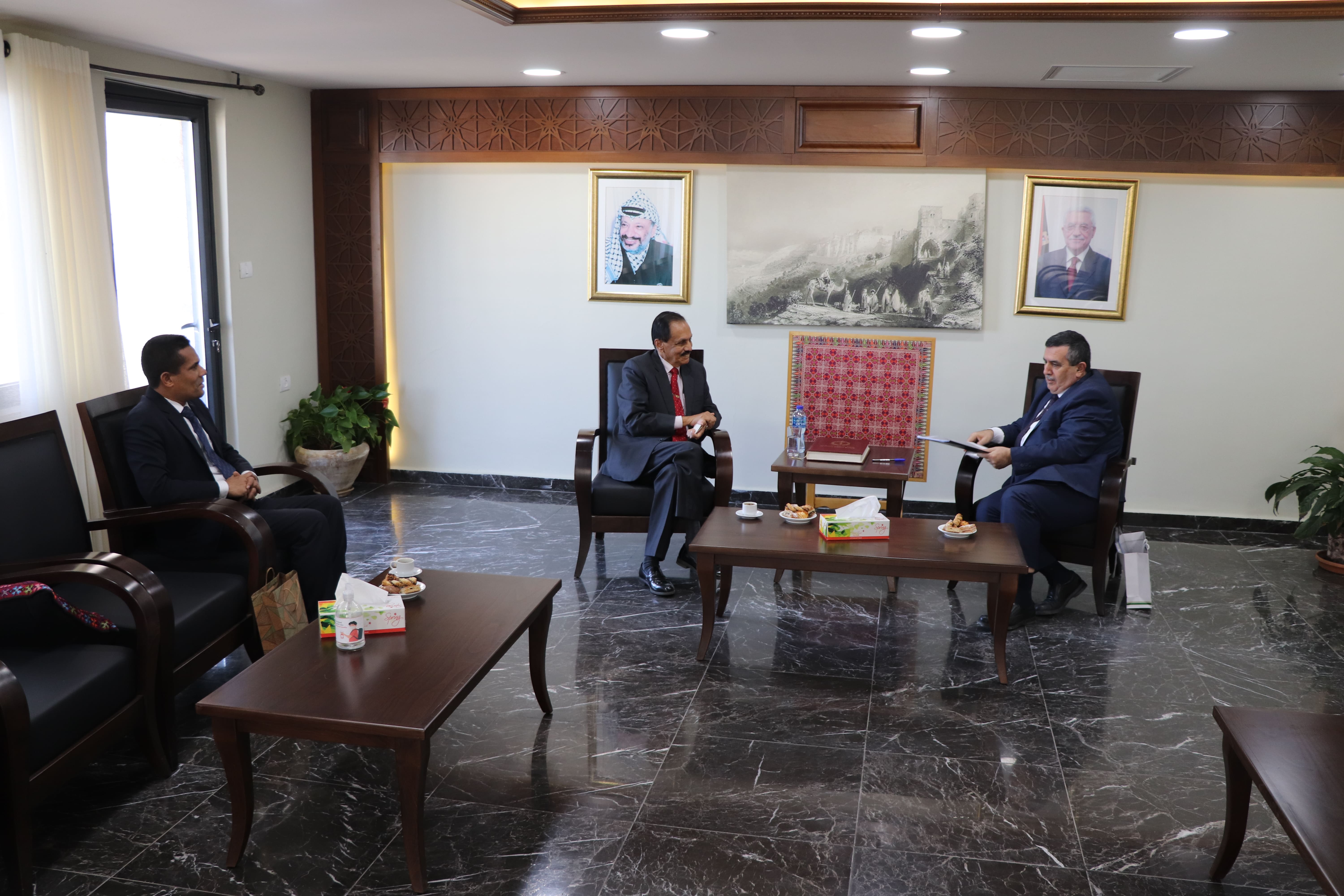 سلمان يستقبل ممثل سريلانكا في دار البلدية