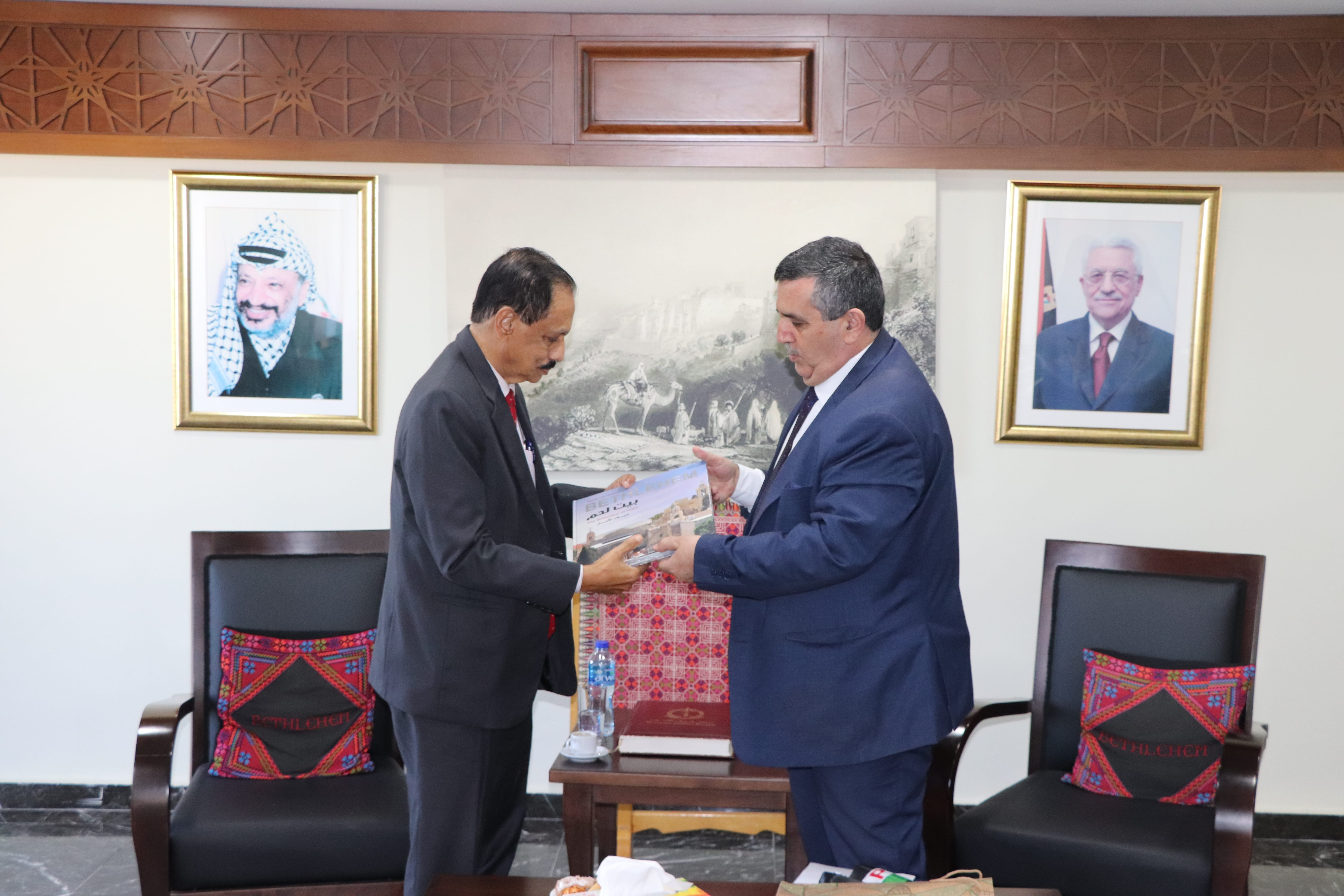 سلمان يستقبل ممثل سريلانكا في دار البلدية