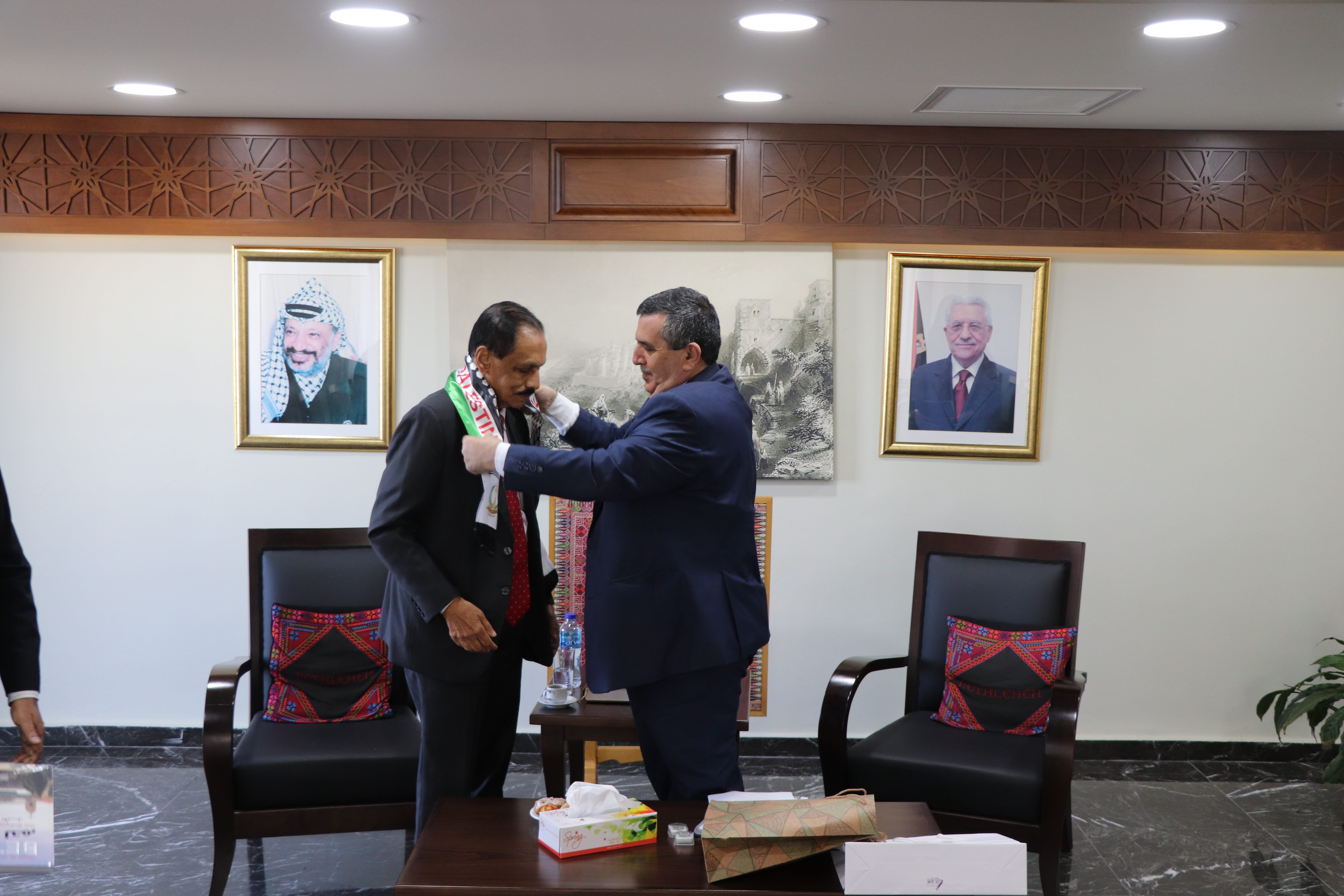 سلمان يستقبل ممثل سريلانكا في دار البلدية