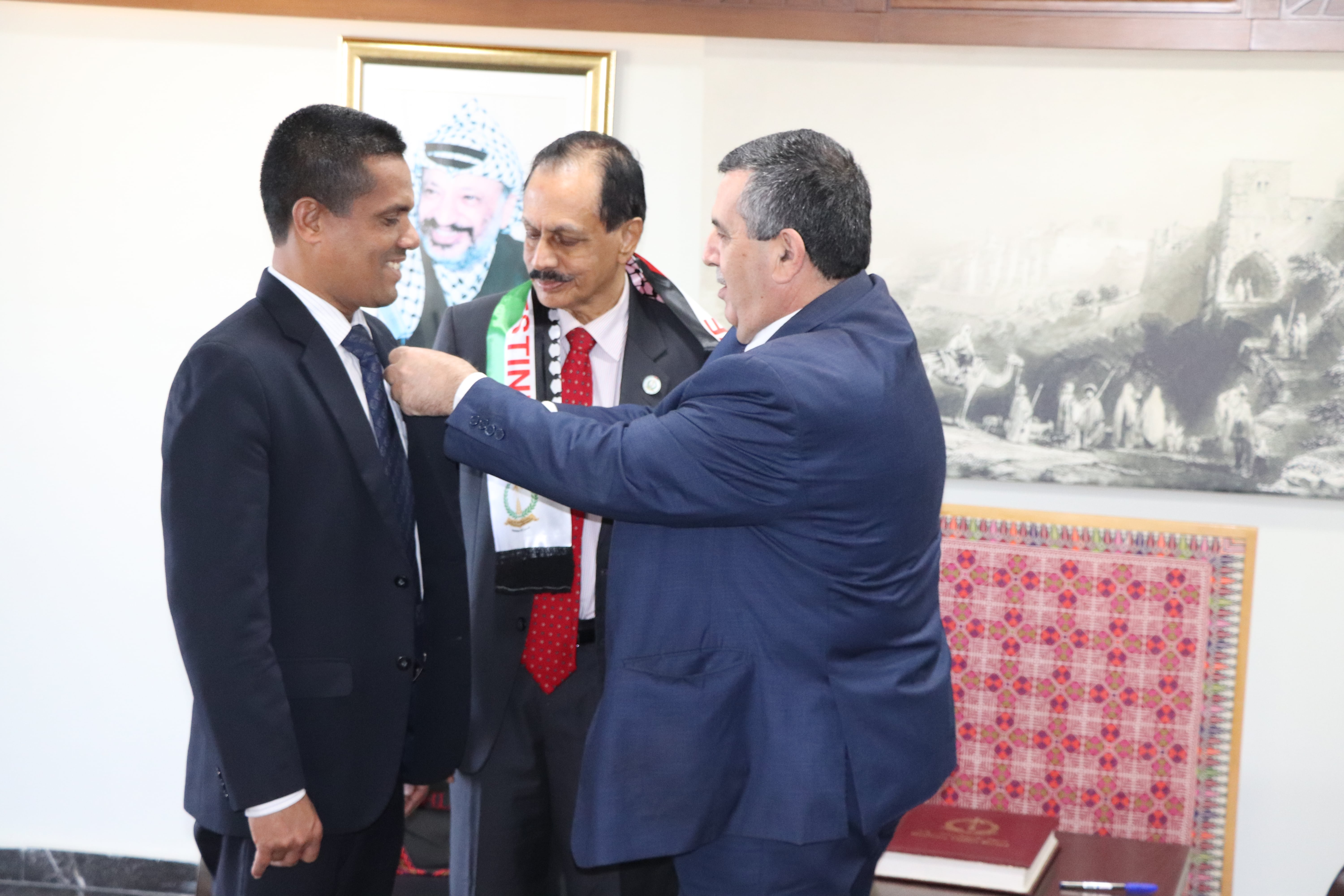 سلمان يستقبل ممثل سريلانكا في دار البلدية