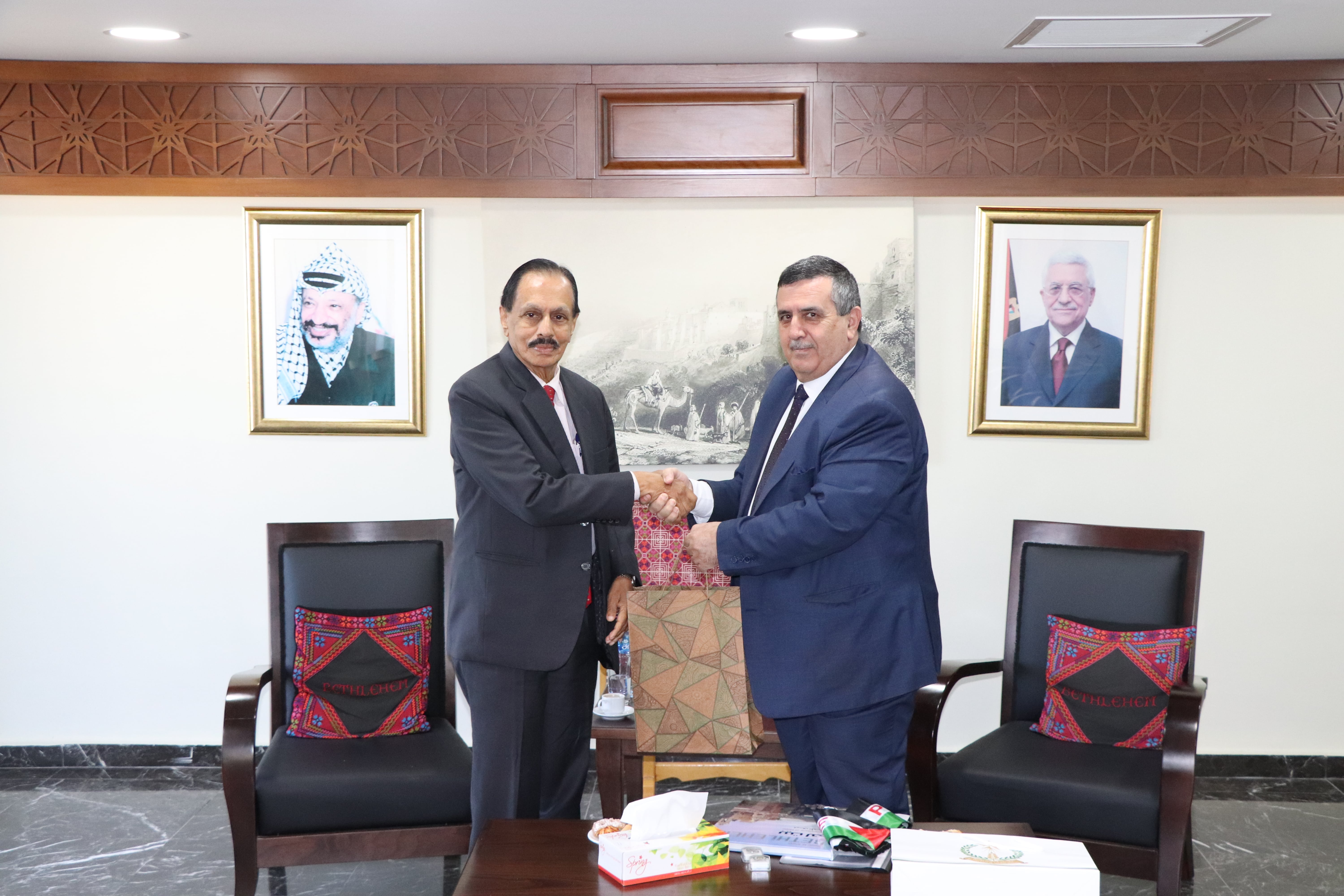 سلمان يستقبل ممثل سريلانكا في دار البلدية