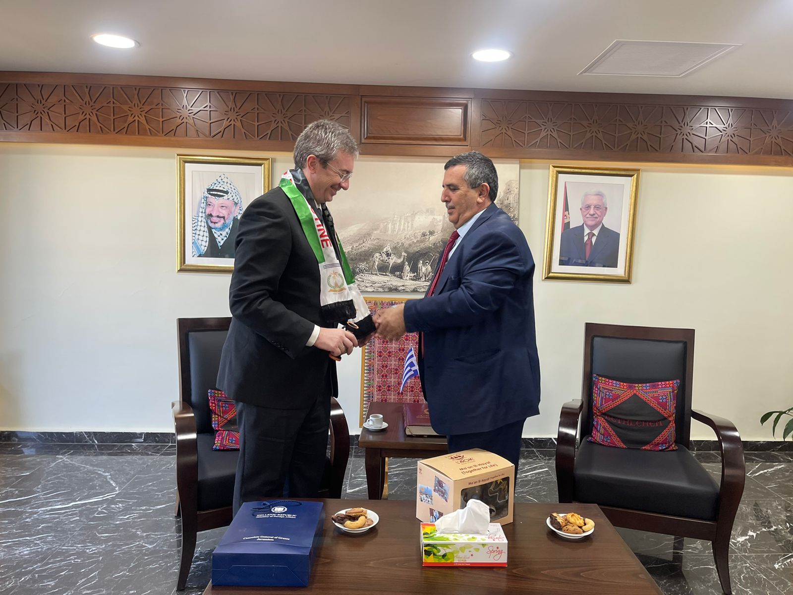 رئيس بلدية بيت لحم يبحث سُبل تعزيز العلاقات الثنائية مع القنصل اليوناني الجديد