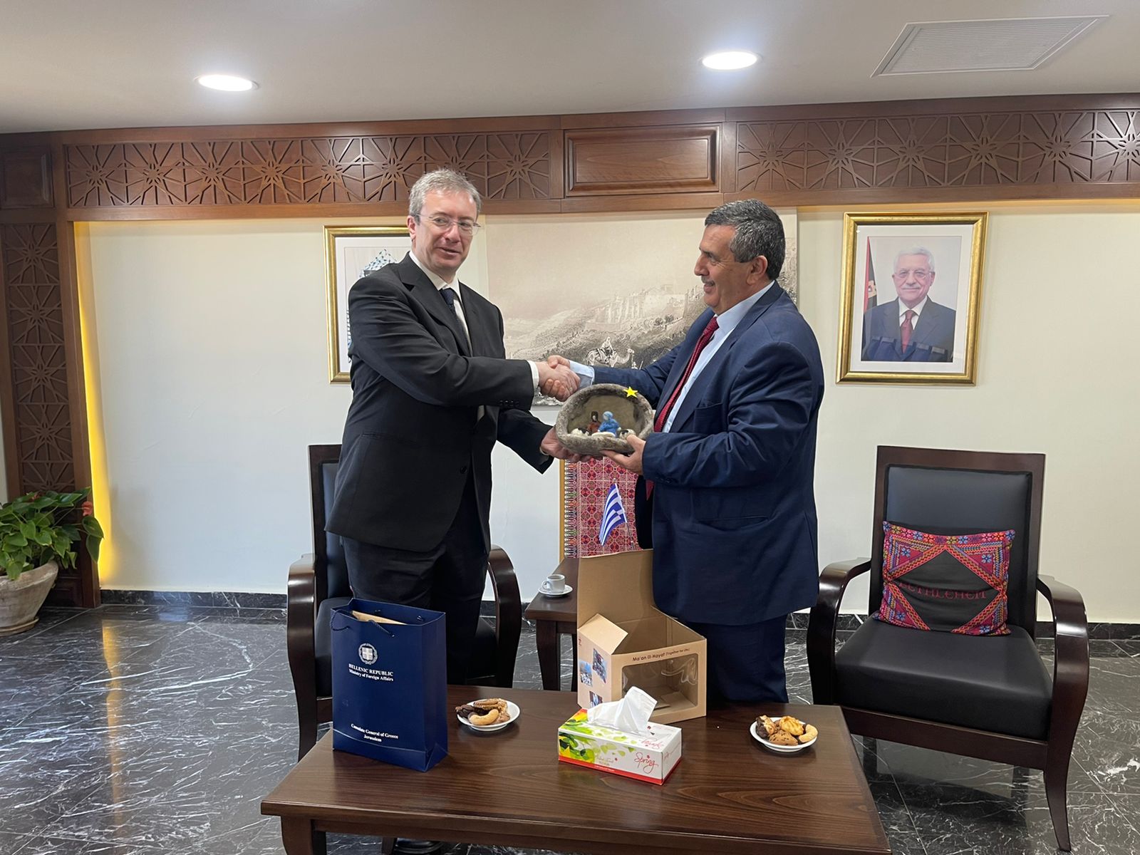 رئيس بلدية بيت لحم يبحث سُبل تعزيز العلاقات الثنائية مع القنصل اليوناني الجديد