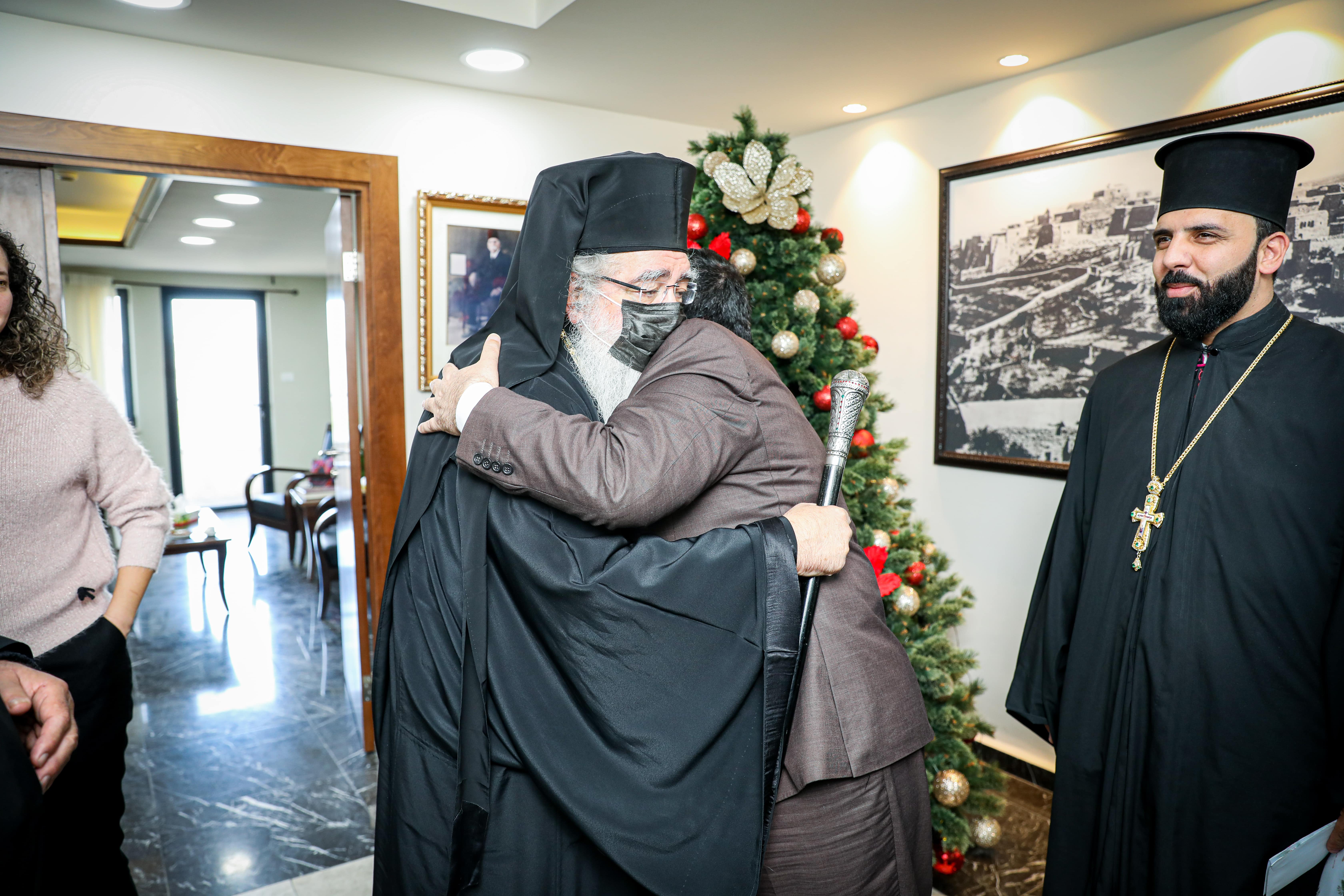 في زيارته الأولى خارج كنيسة المهد: رئيس بلدية بيت لحم يستقبل الوكيل البطريركي الجديد للروم الأرثوذكس في دار البلدية 