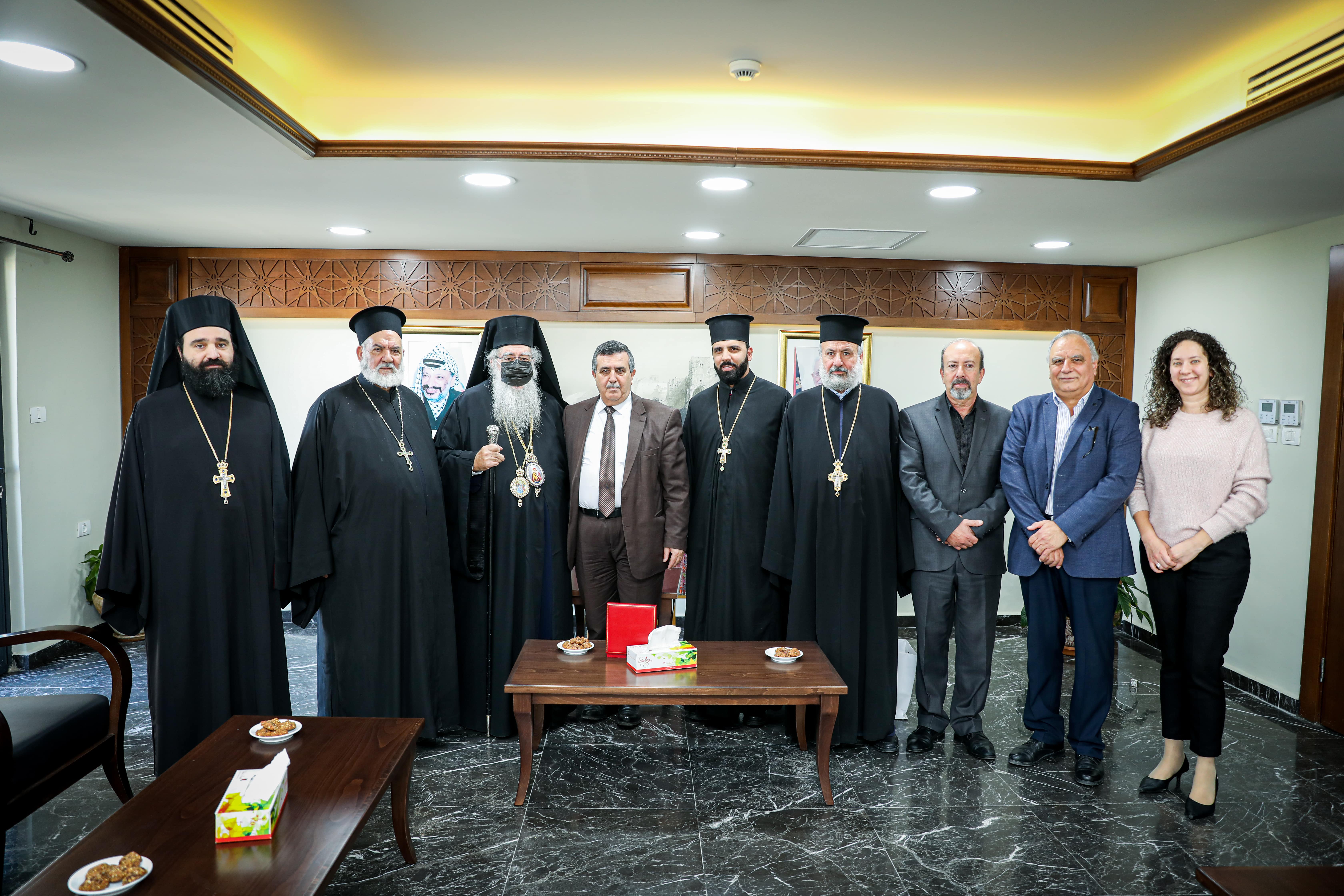 في زيارته الأولى خارج كنيسة المهد: رئيس بلدية بيت لحم يستقبل الوكيل البطريركي الجديد للروم الأرثوذكس في دار البلدية 