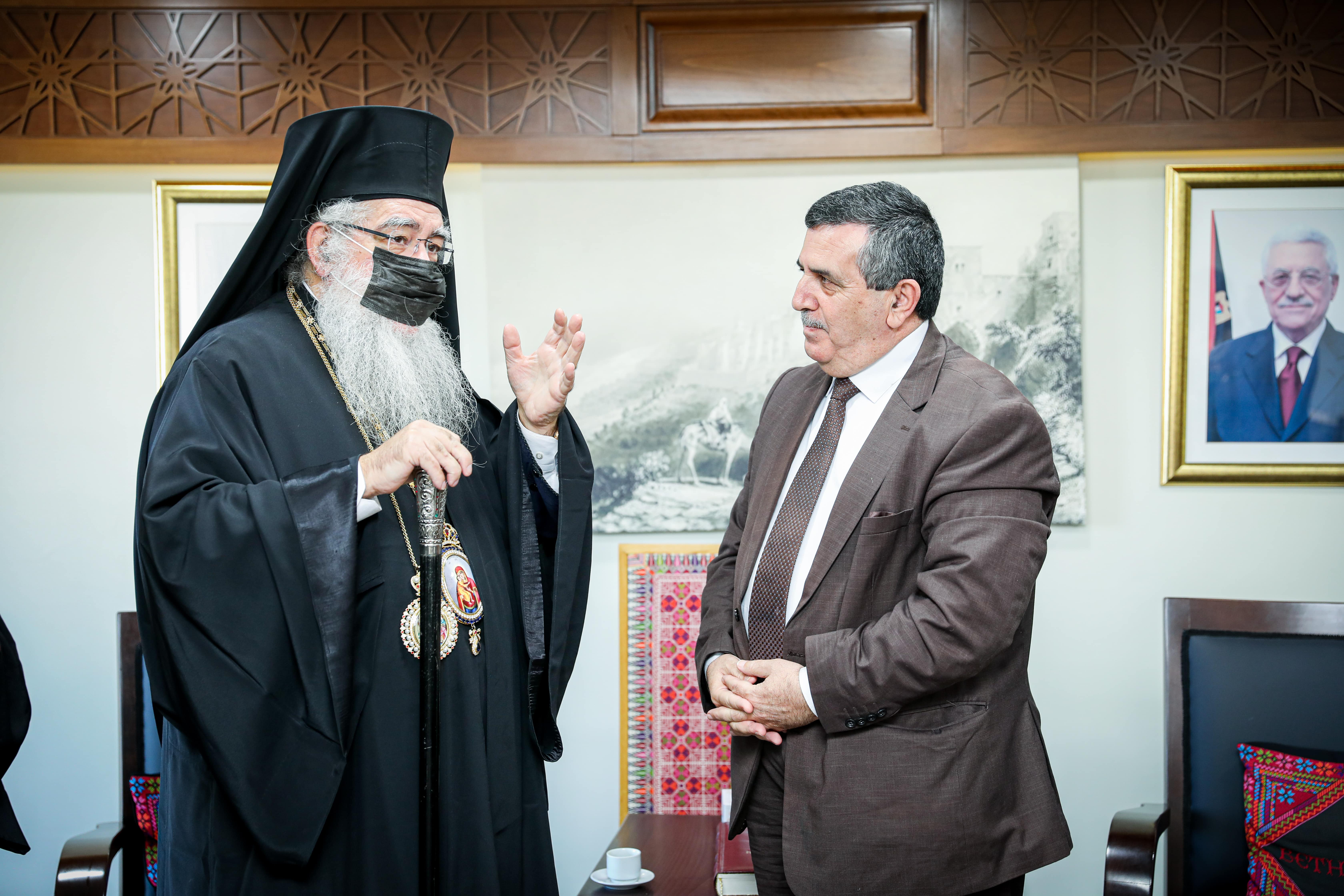 في زيارته الأولى خارج كنيسة المهد: رئيس بلدية بيت لحم يستقبل الوكيل البطريركي الجديد للروم الأرثوذكس في دار البلدية 
