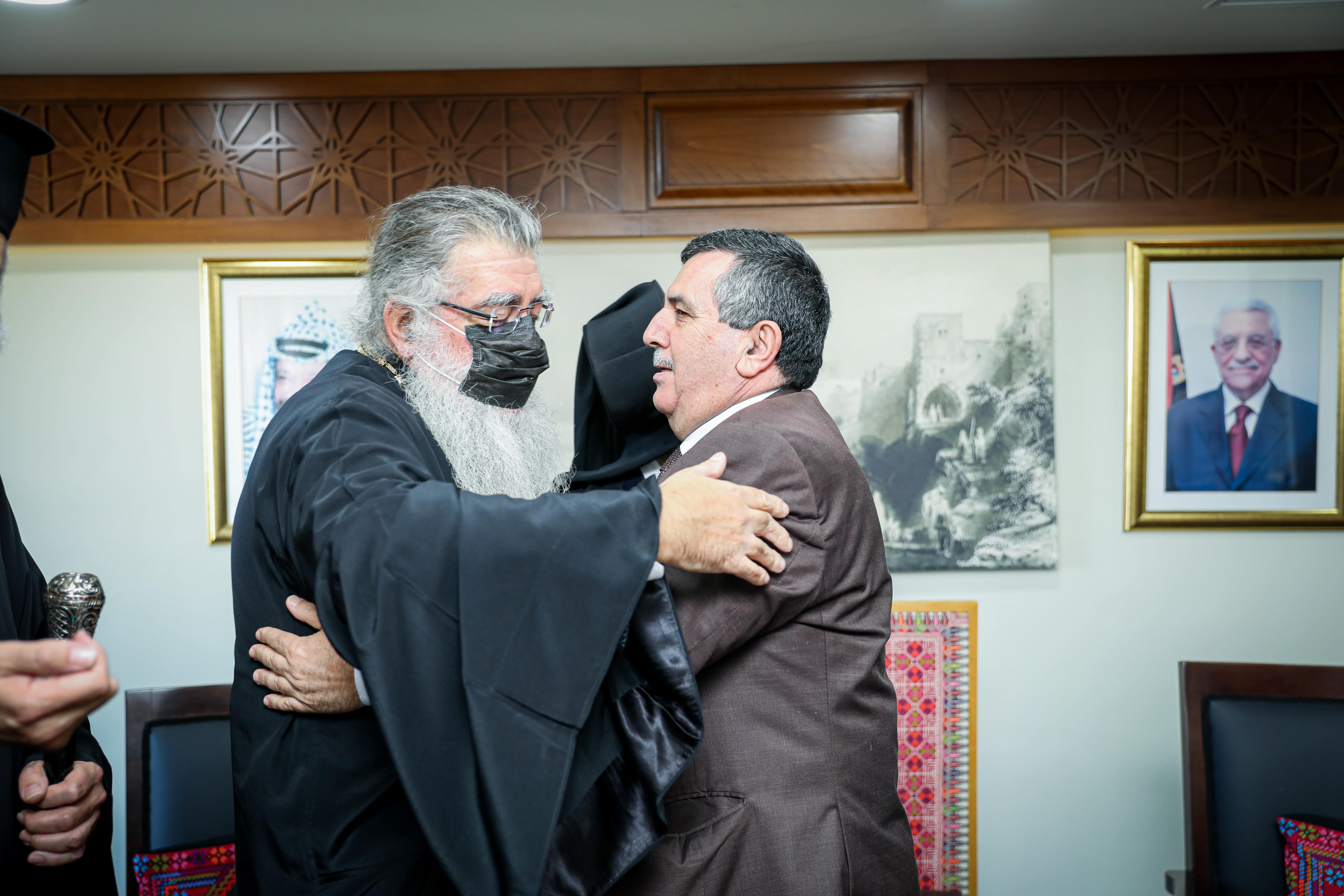 في زيارته الأولى خارج كنيسة المهد: رئيس بلدية بيت لحم يستقبل الوكيل البطريركي الجديد للروم الأرثوذكس في دار البلدية 