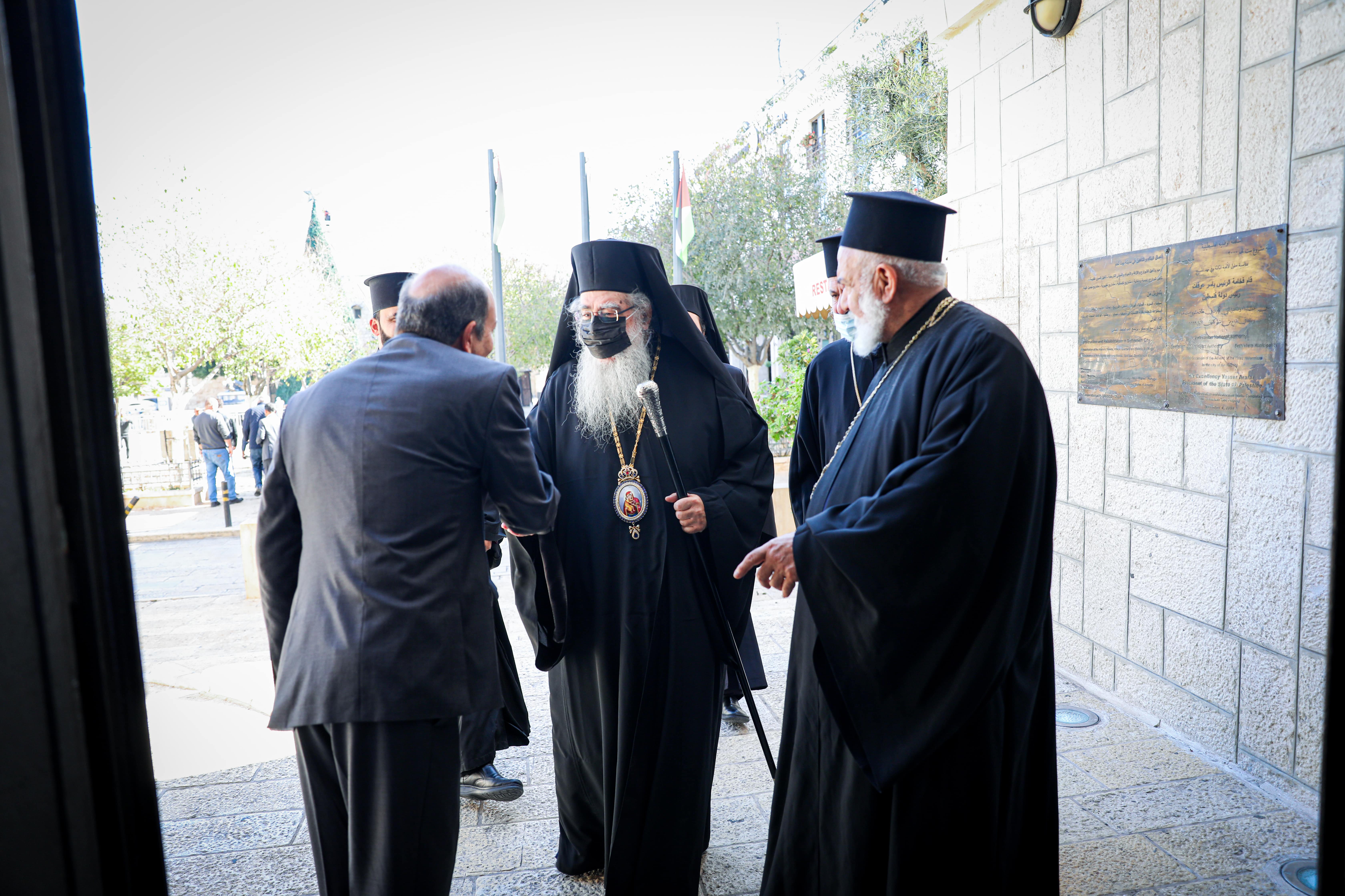 في زيارته الأولى خارج كنيسة المهد: رئيس بلدية بيت لحم يستقبل الوكيل البطريركي الجديد للروم الأرثوذكس في دار البلدية 