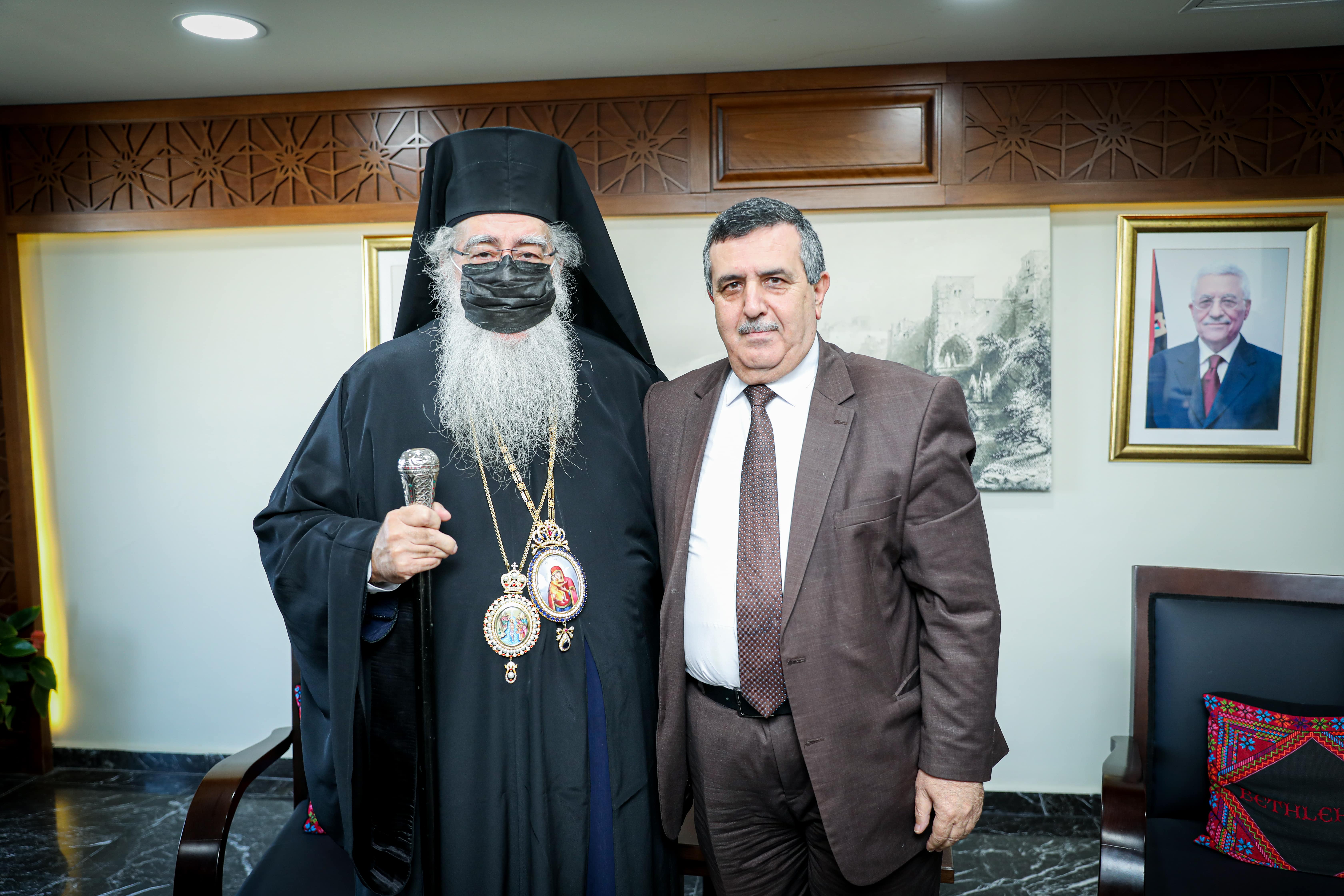 في زيارته الأولى خارج كنيسة المهد: رئيس بلدية بيت لحم يستقبل الوكيل البطريركي الجديد للروم الأرثوذكس في دار البلدية 