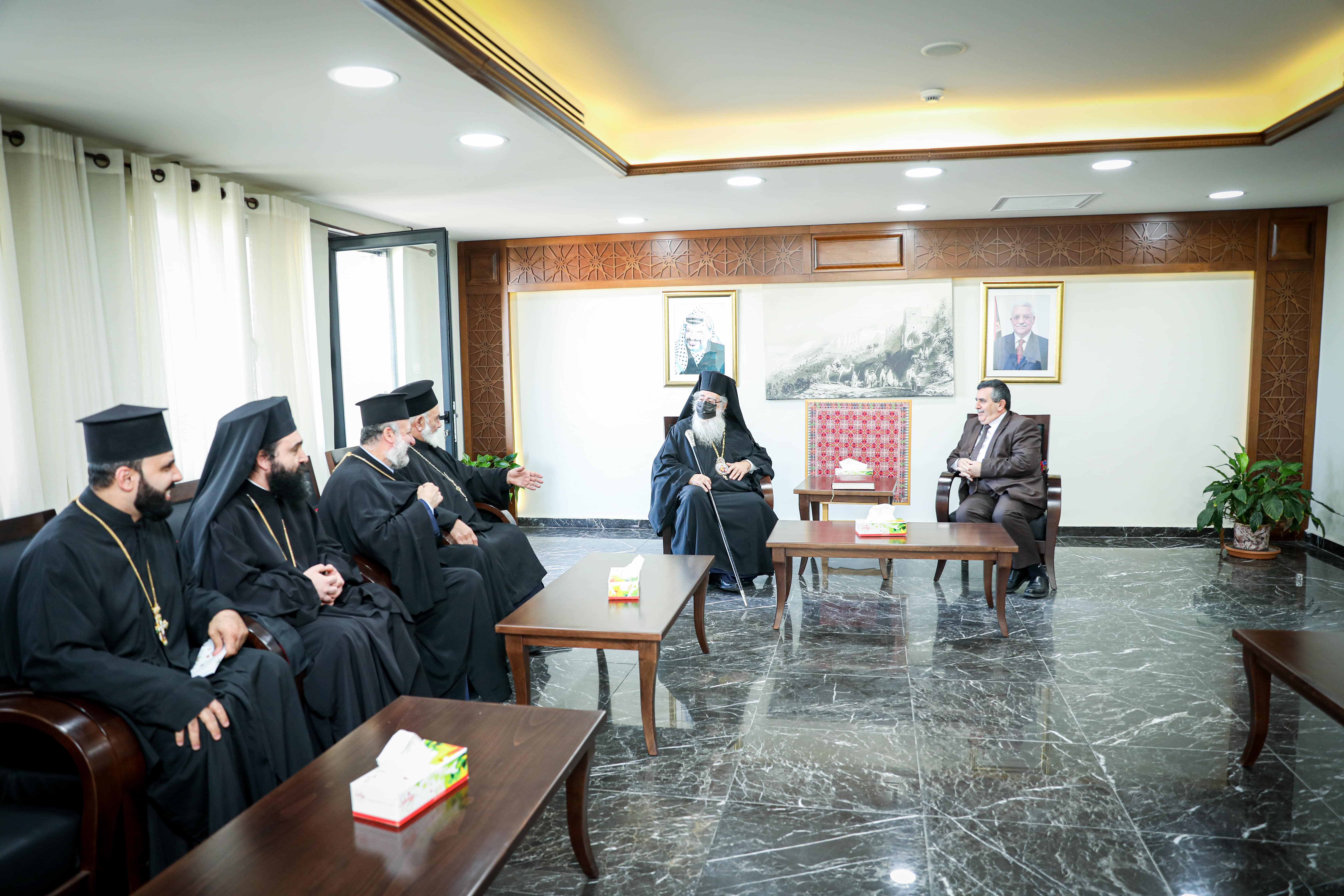 في زيارته الأولى خارج كنيسة المهد: رئيس بلدية بيت لحم يستقبل الوكيل البطريركي الجديد للروم الأرثوذكس في دار البلدية 