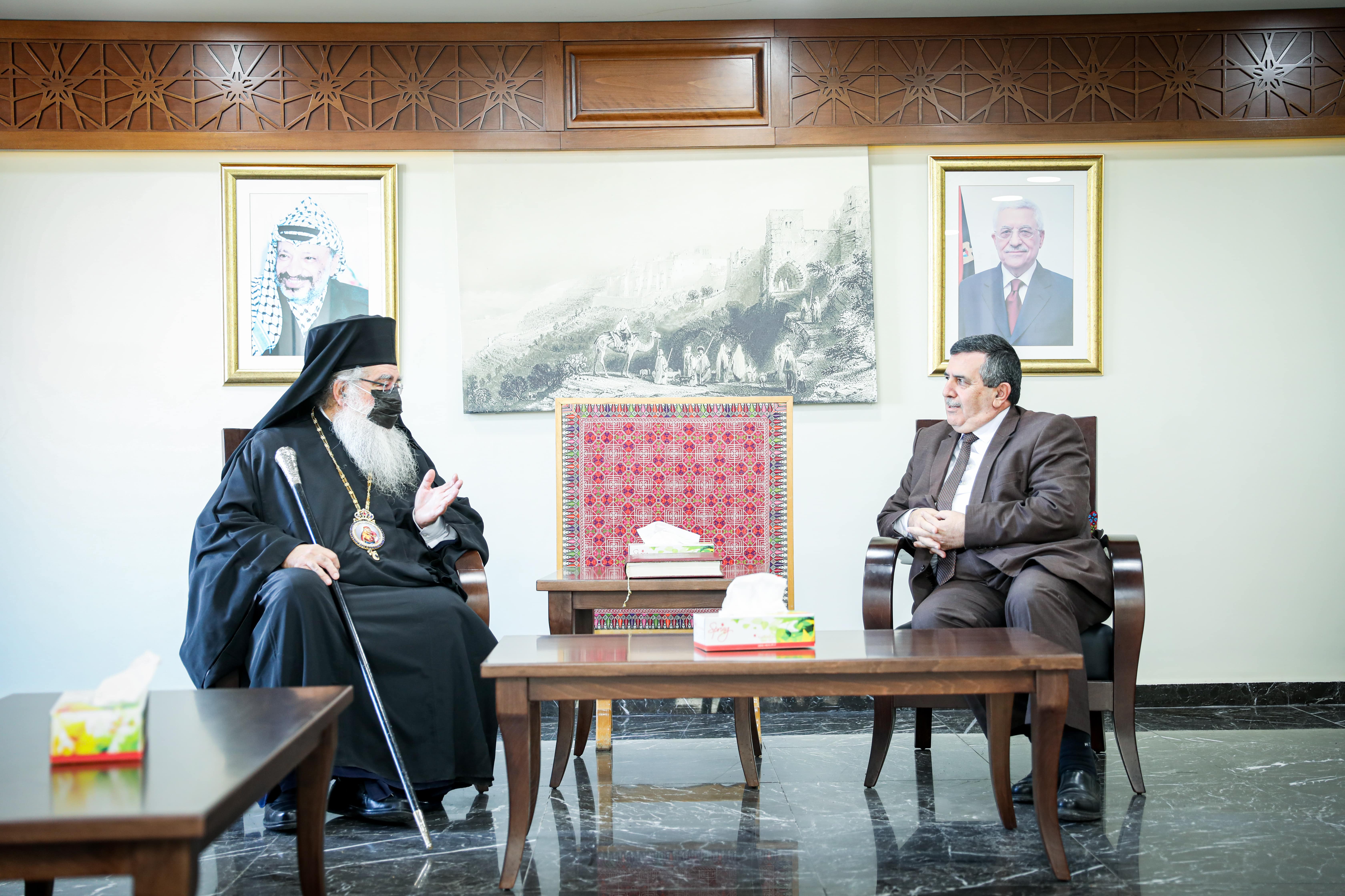 في زيارته الأولى خارج كنيسة المهد: رئيس بلدية بيت لحم يستقبل الوكيل البطريركي الجديد للروم الأرثوذكس في دار البلدية 