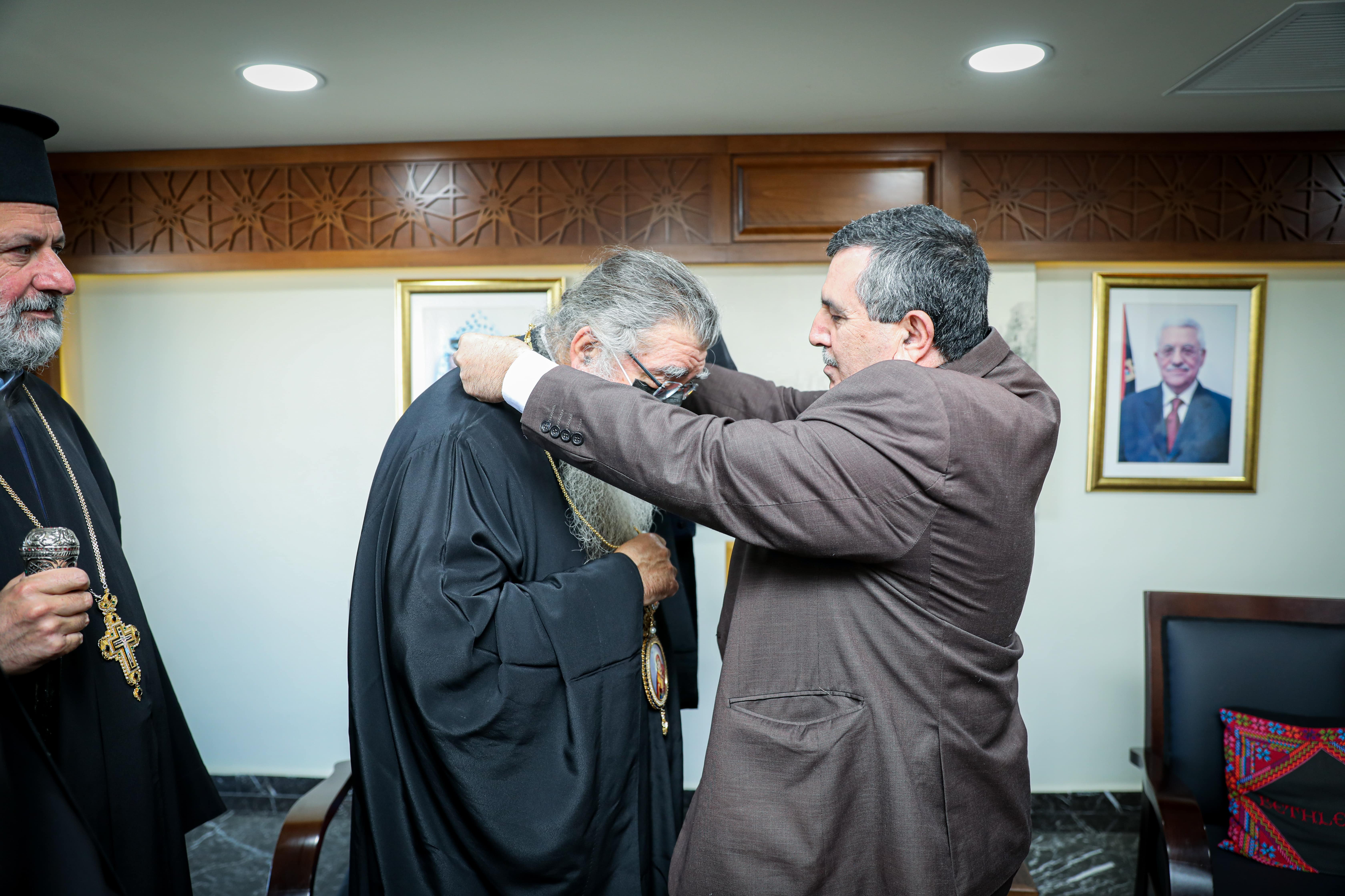 في زيارته الأولى خارج كنيسة المهد: رئيس بلدية بيت لحم يستقبل الوكيل البطريركي الجديد للروم الأرثوذكس في دار البلدية 