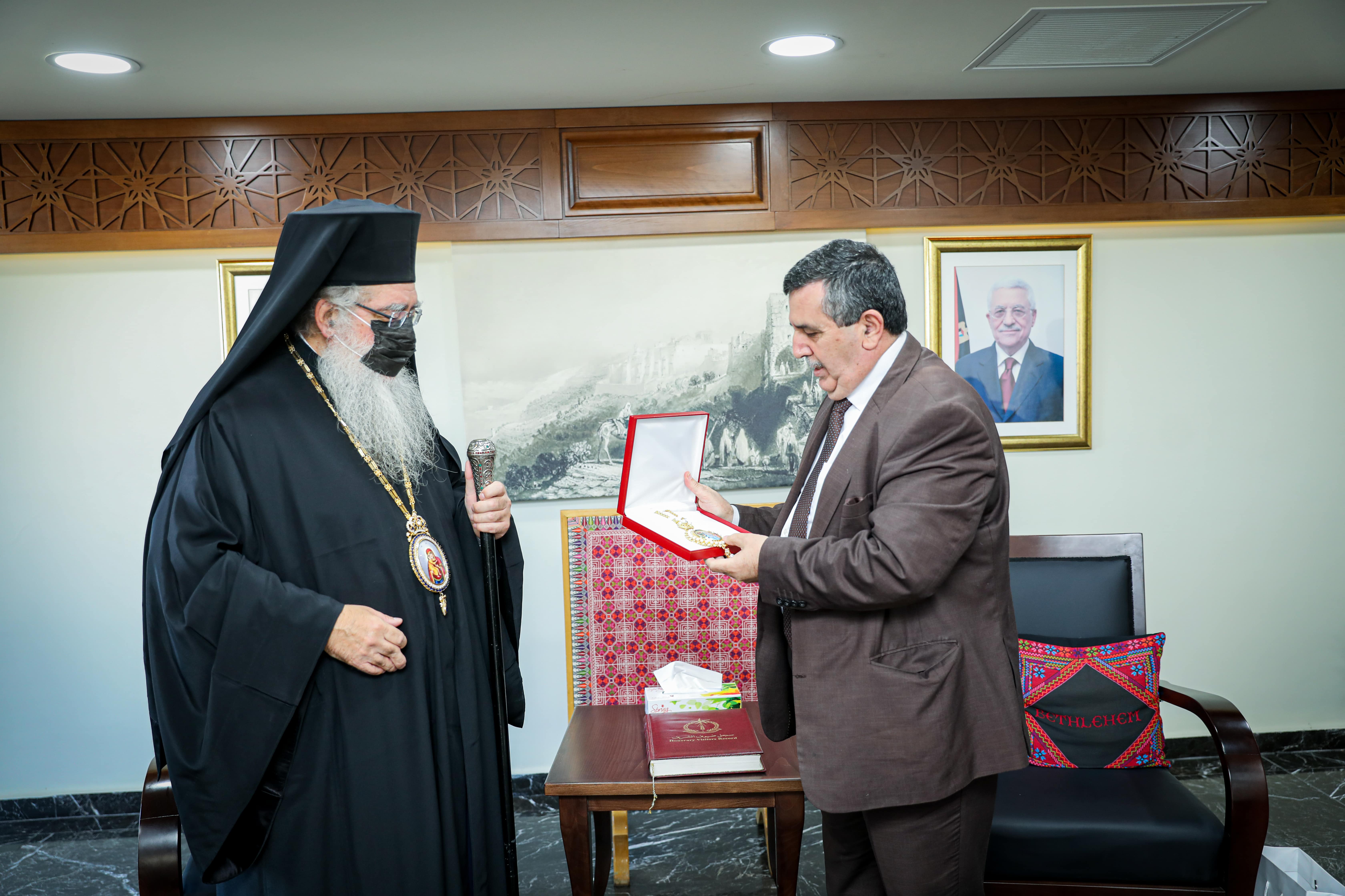 في زيارته الأولى خارج كنيسة المهد: رئيس بلدية بيت لحم يستقبل الوكيل البطريركي الجديد للروم الأرثوذكس في دار البلدية 