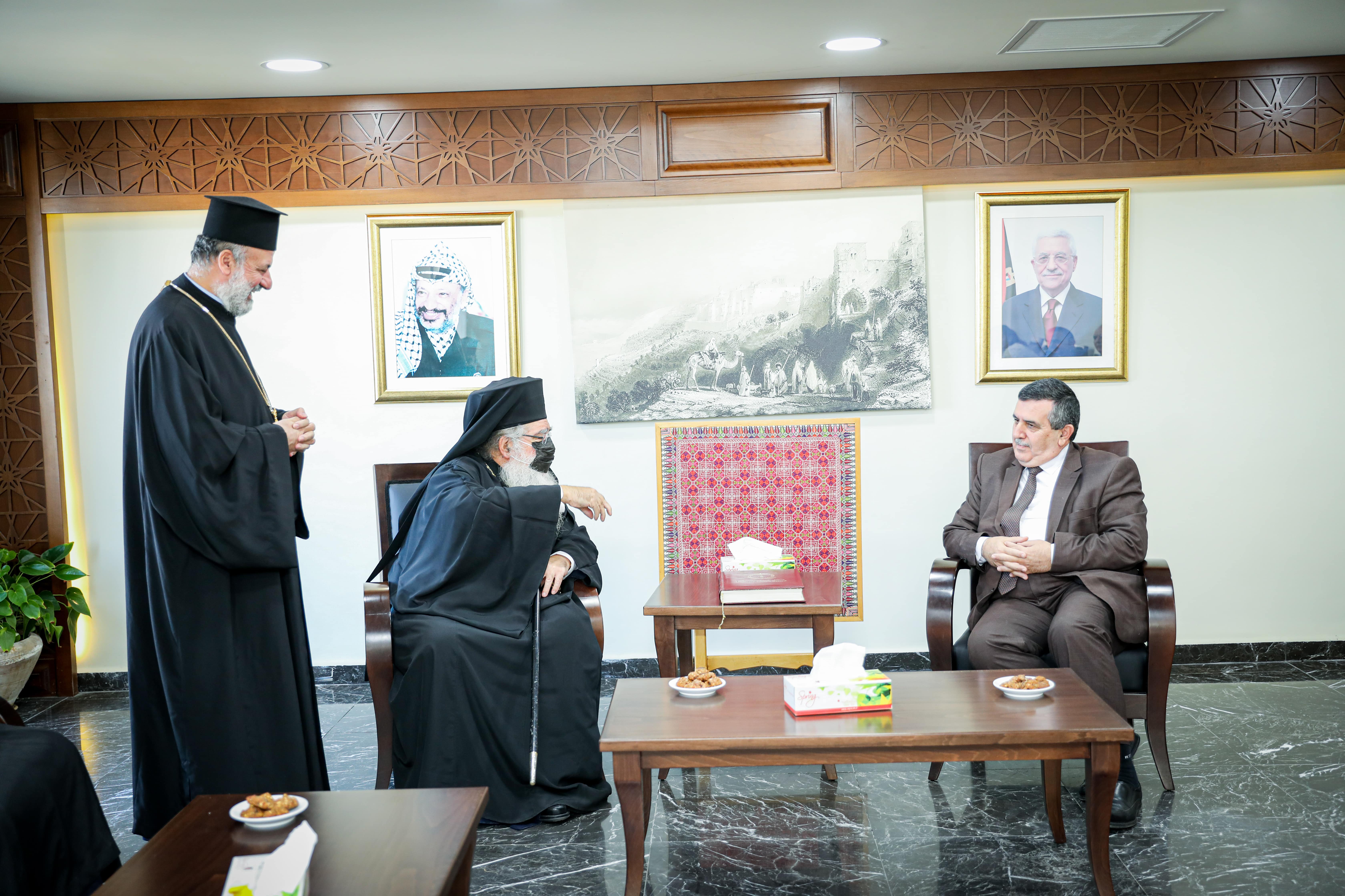 في زيارته الأولى خارج كنيسة المهد: رئيس بلدية بيت لحم يستقبل الوكيل البطريركي الجديد للروم الأرثوذكس في دار البلدية 