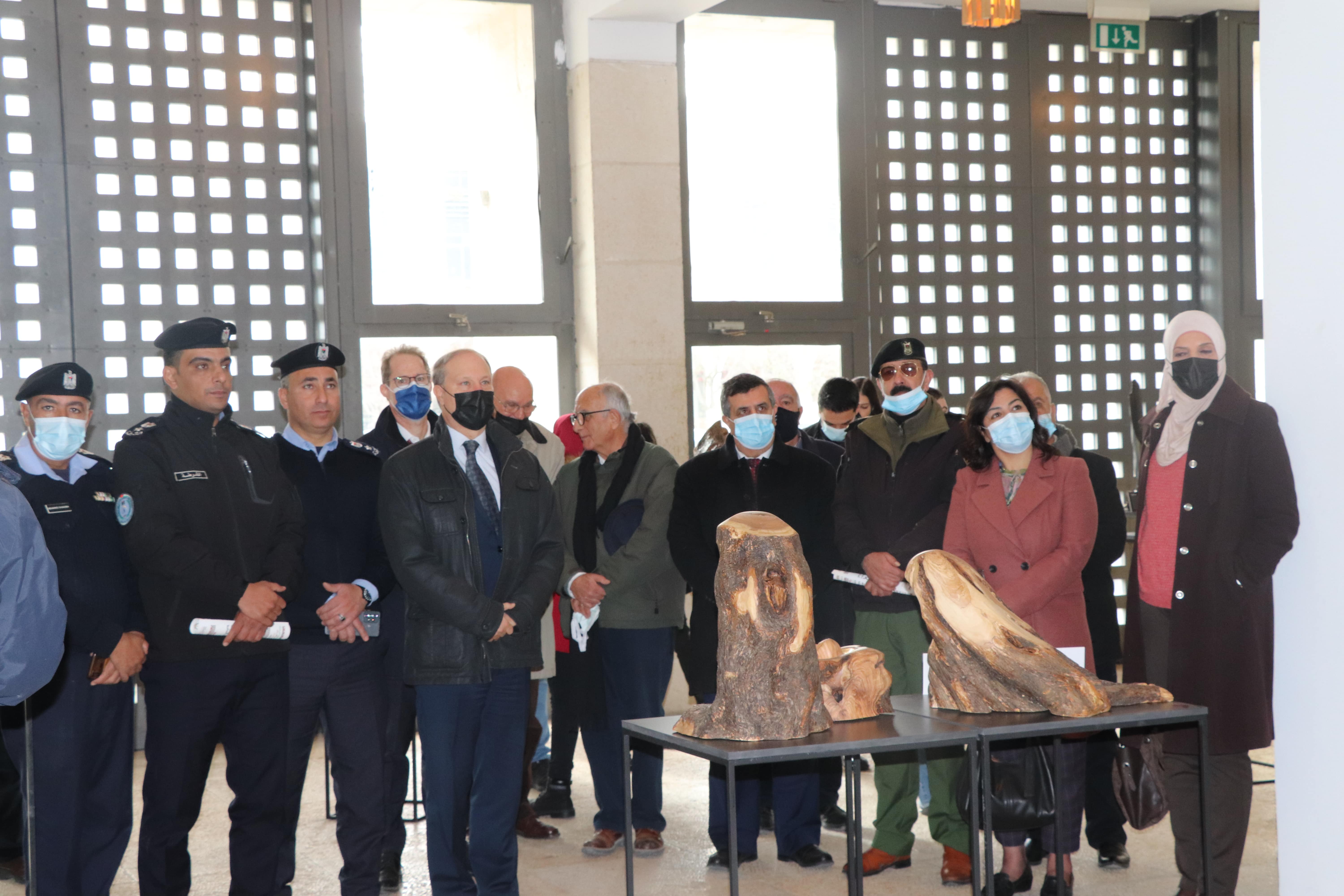 بلدية بيت لحم تحتفل بتدشين أعمال تأهيل الطابق الأرضي في مركز السلام ومعرض مخططات ساحة المهد