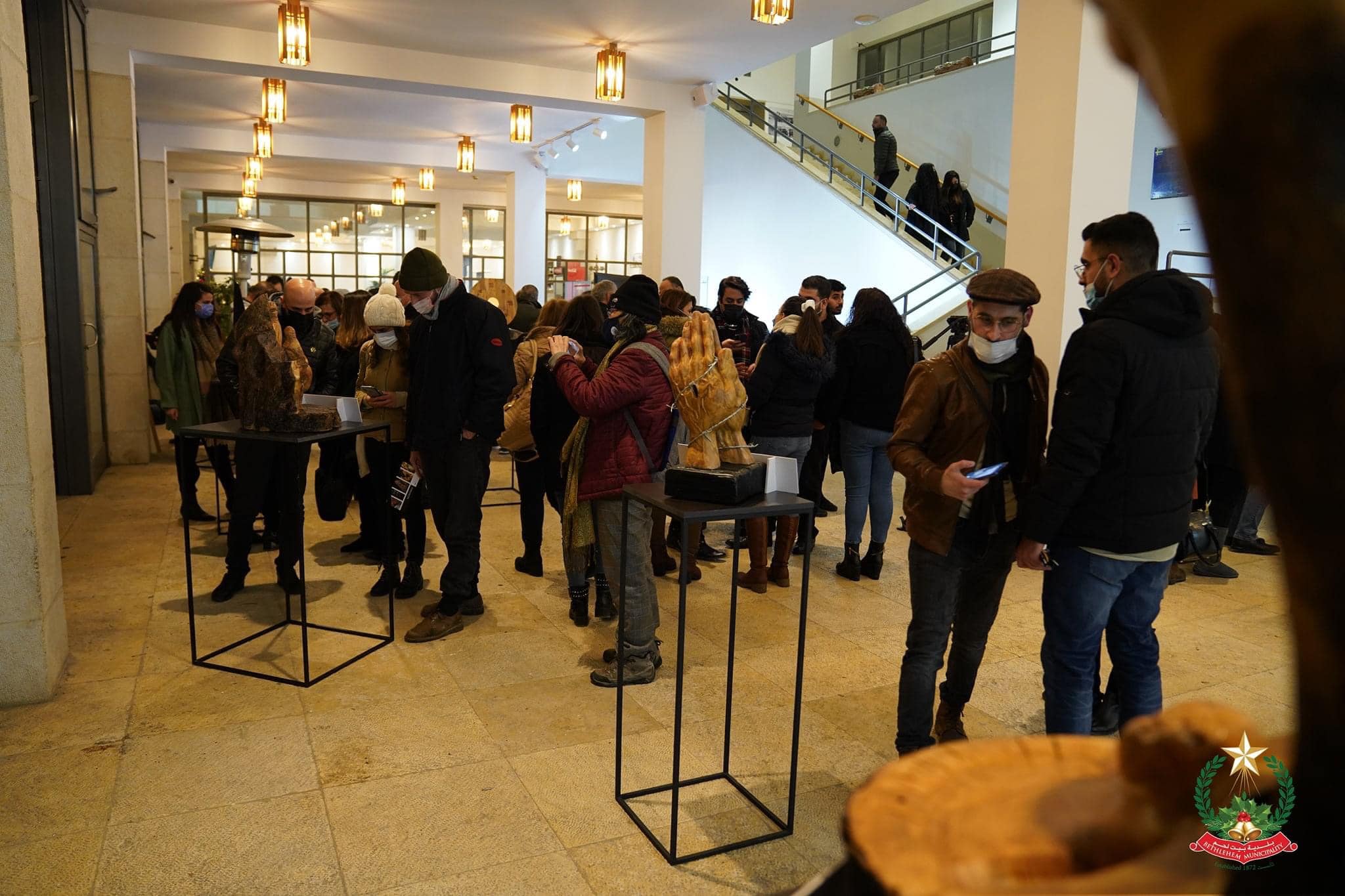 بلدية بيت لحم تفتتح معرض "كنعان ... ابن الانسان" للفنان طارق سلسع في مركز السلام