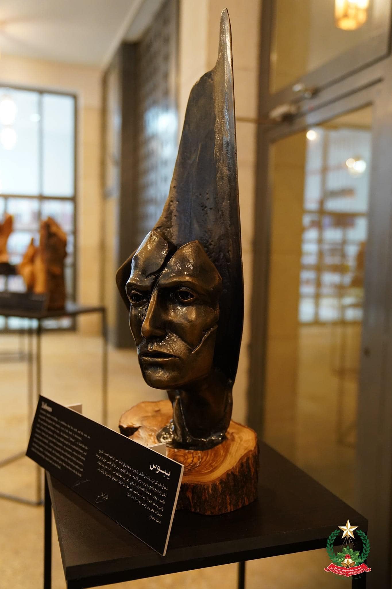 بلدية بيت لحم تفتتح معرض "كنعان ... ابن الانسان" للفنان طارق سلسع في مركز السلام