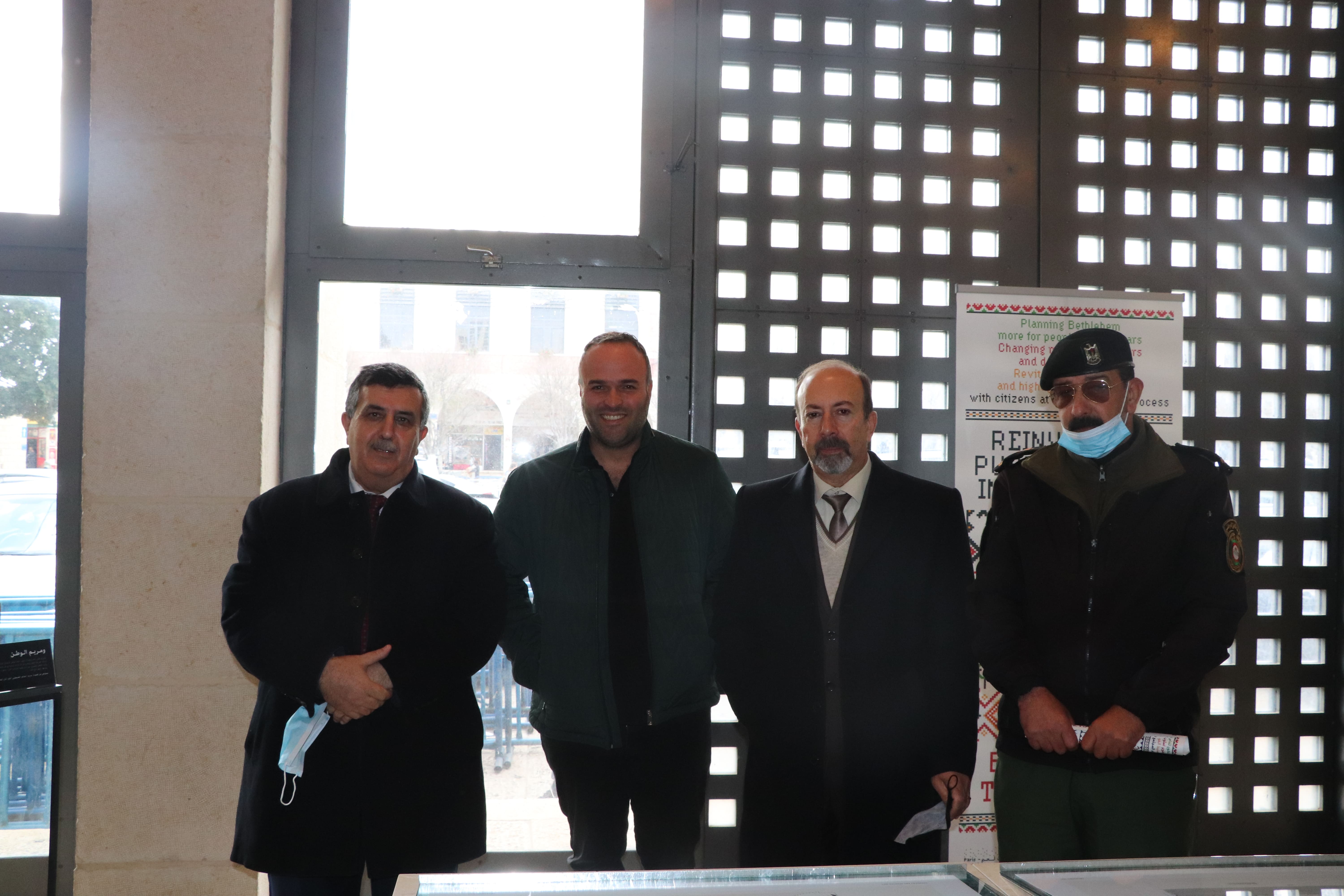 بلدية بيت لحم تحتفل بتدشين أعمال تأهيل الطابق الأرضي في مركز السلام ومعرض مخططات ساحة المهد