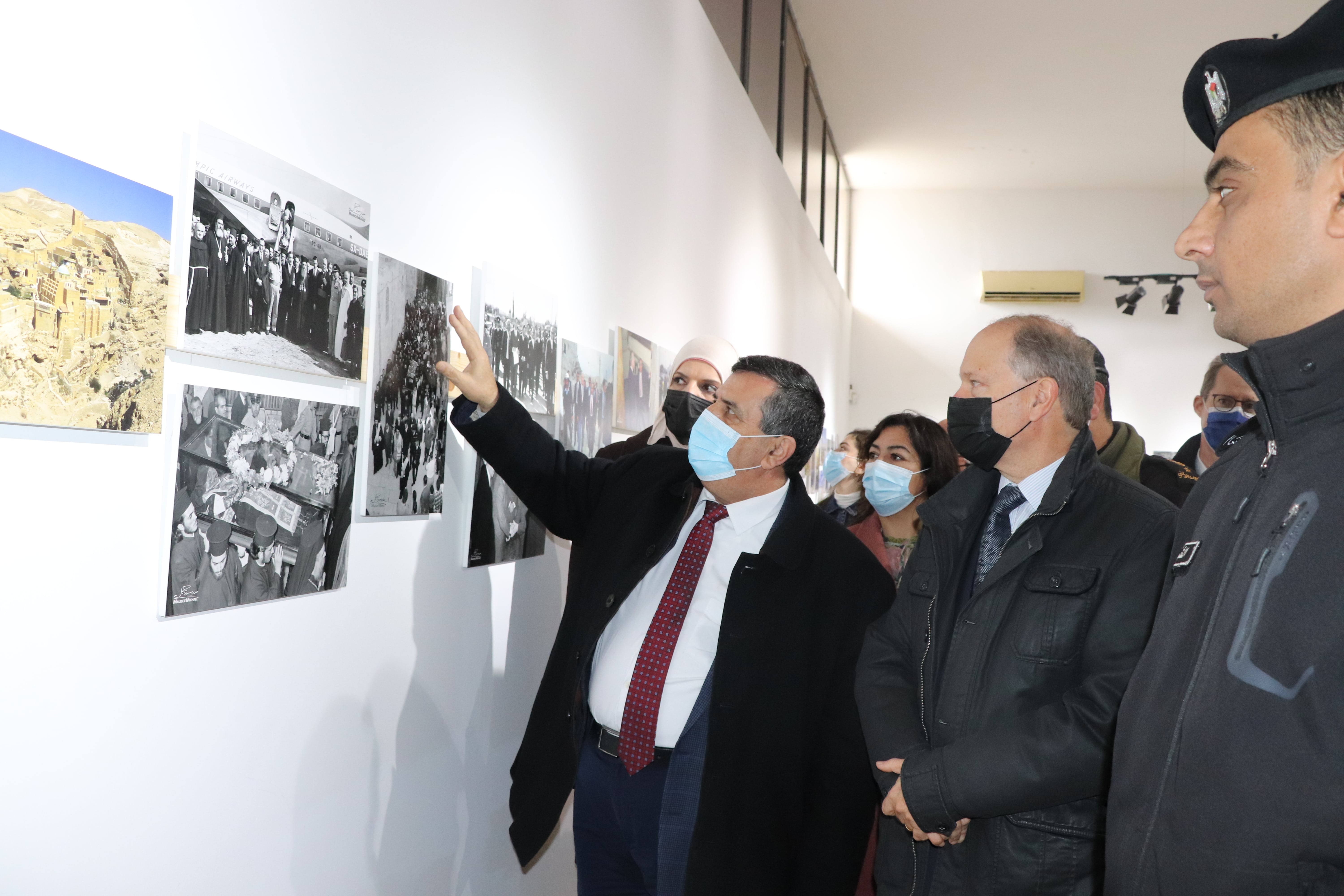 بلدية بيت لحم تحتفل بتدشين أعمال تأهيل الطابق الأرضي في مركز السلام ومعرض مخططات ساحة المهد