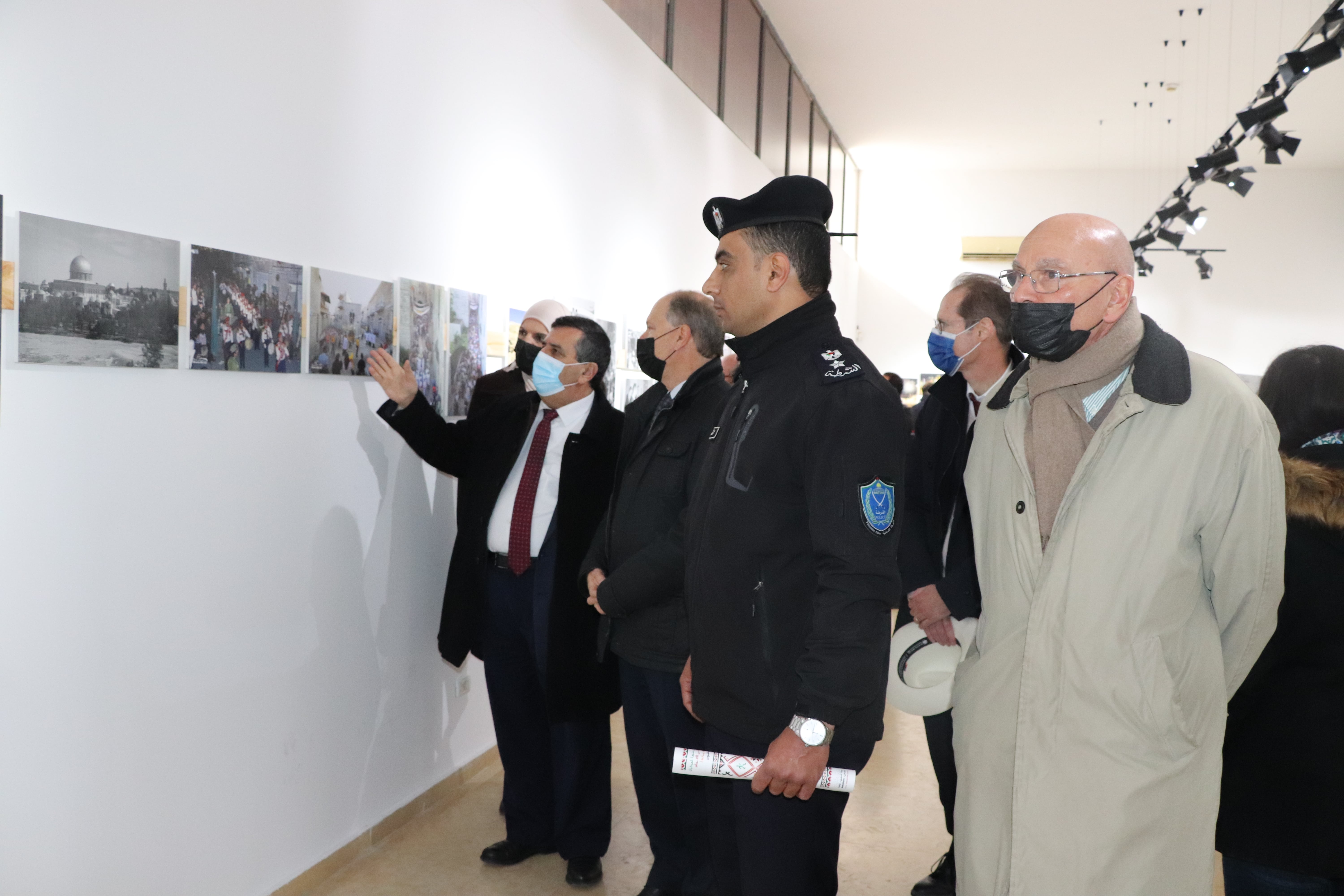 بلدية بيت لحم تحتفل بتدشين أعمال تأهيل الطابق الأرضي في مركز السلام ومعرض مخططات ساحة المهد