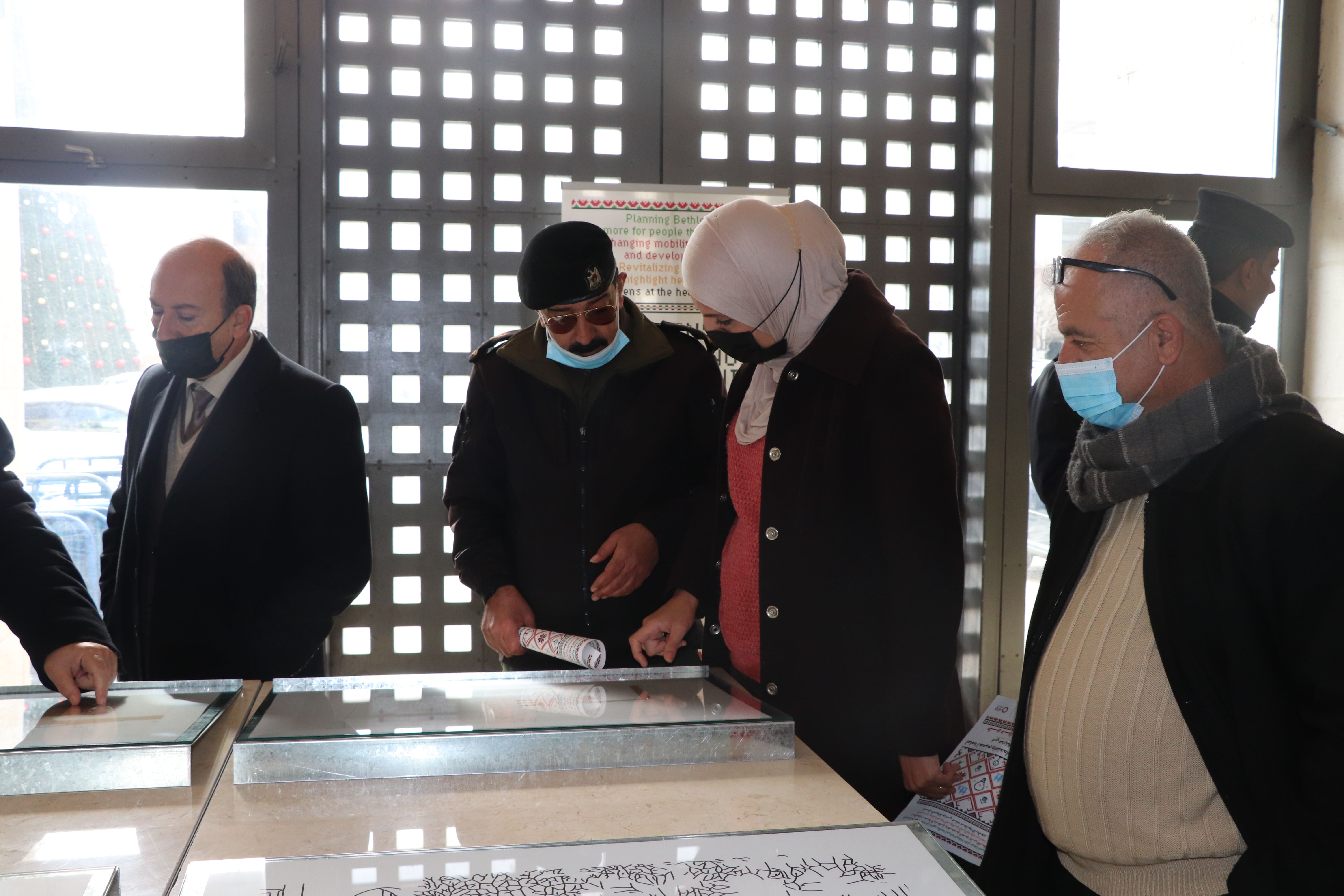 بلدية بيت لحم تحتفل بتدشين أعمال تأهيل الطابق الأرضي في مركز السلام ومعرض مخططات ساحة المهد