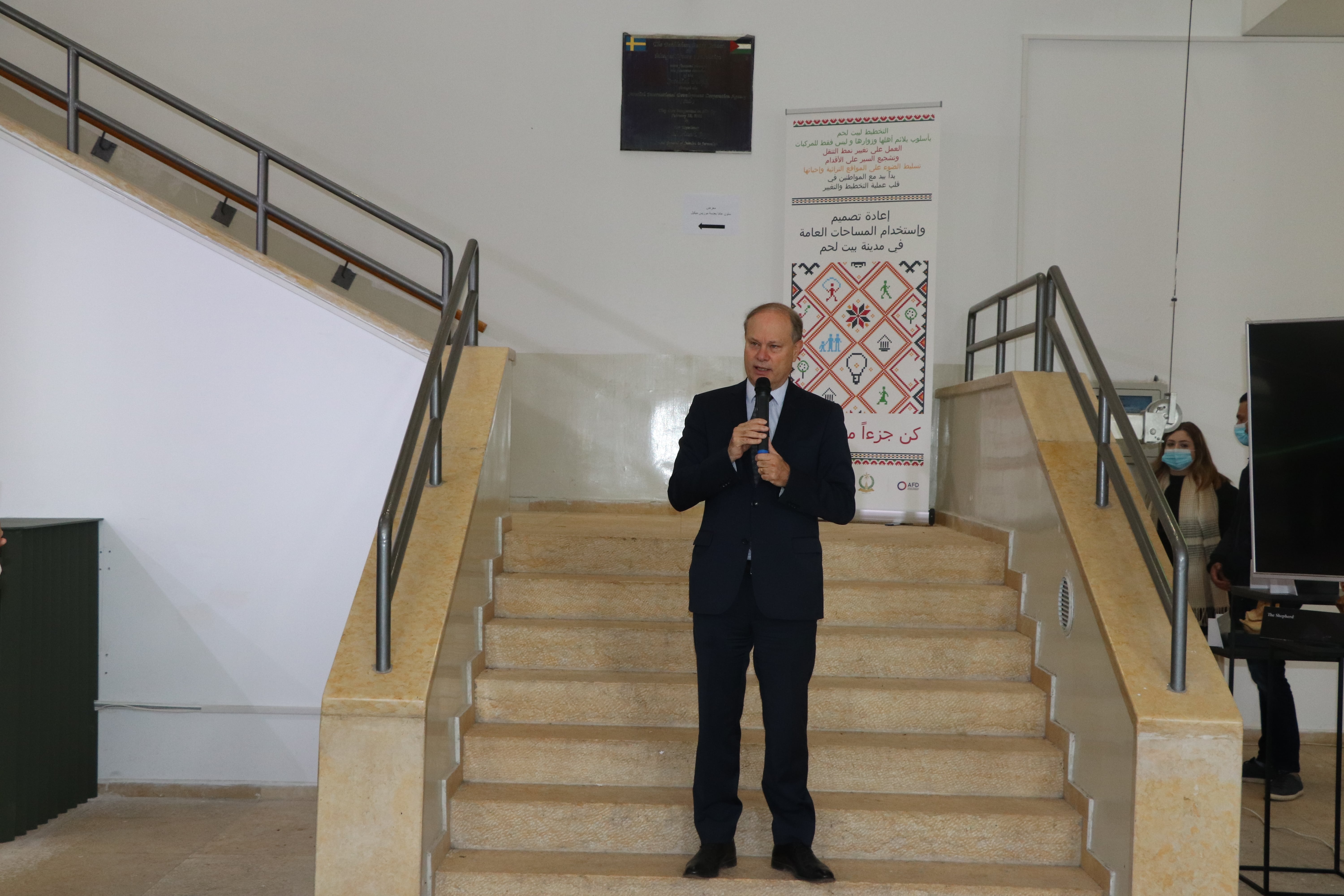 بلدية بيت لحم تحتفل بتدشين أعمال تأهيل الطابق الأرضي في مركز السلام ومعرض مخططات ساحة المهد