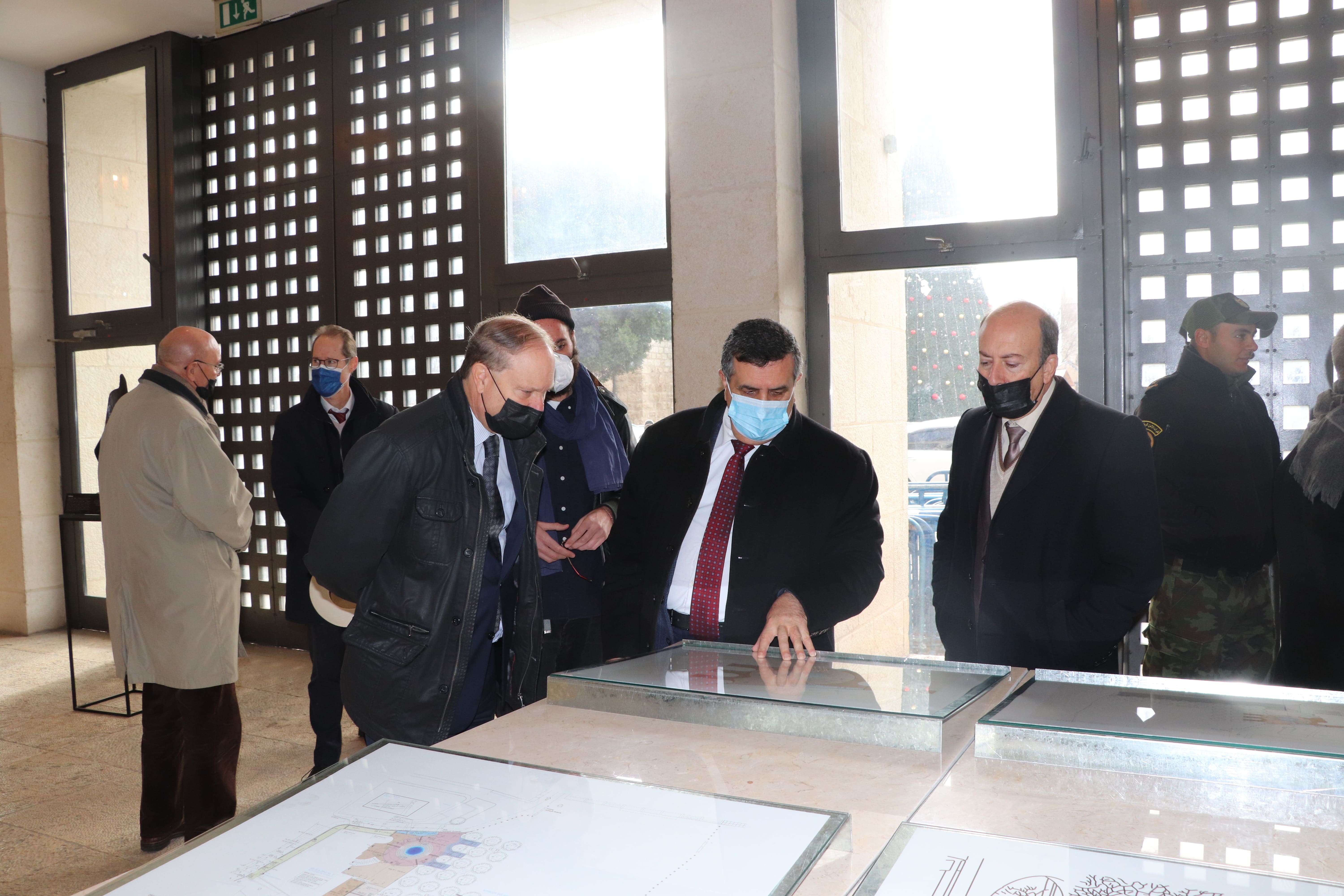 بلدية بيت لحم تحتفل بتدشين أعمال تأهيل الطابق الأرضي في مركز السلام ومعرض مخططات ساحة المهد