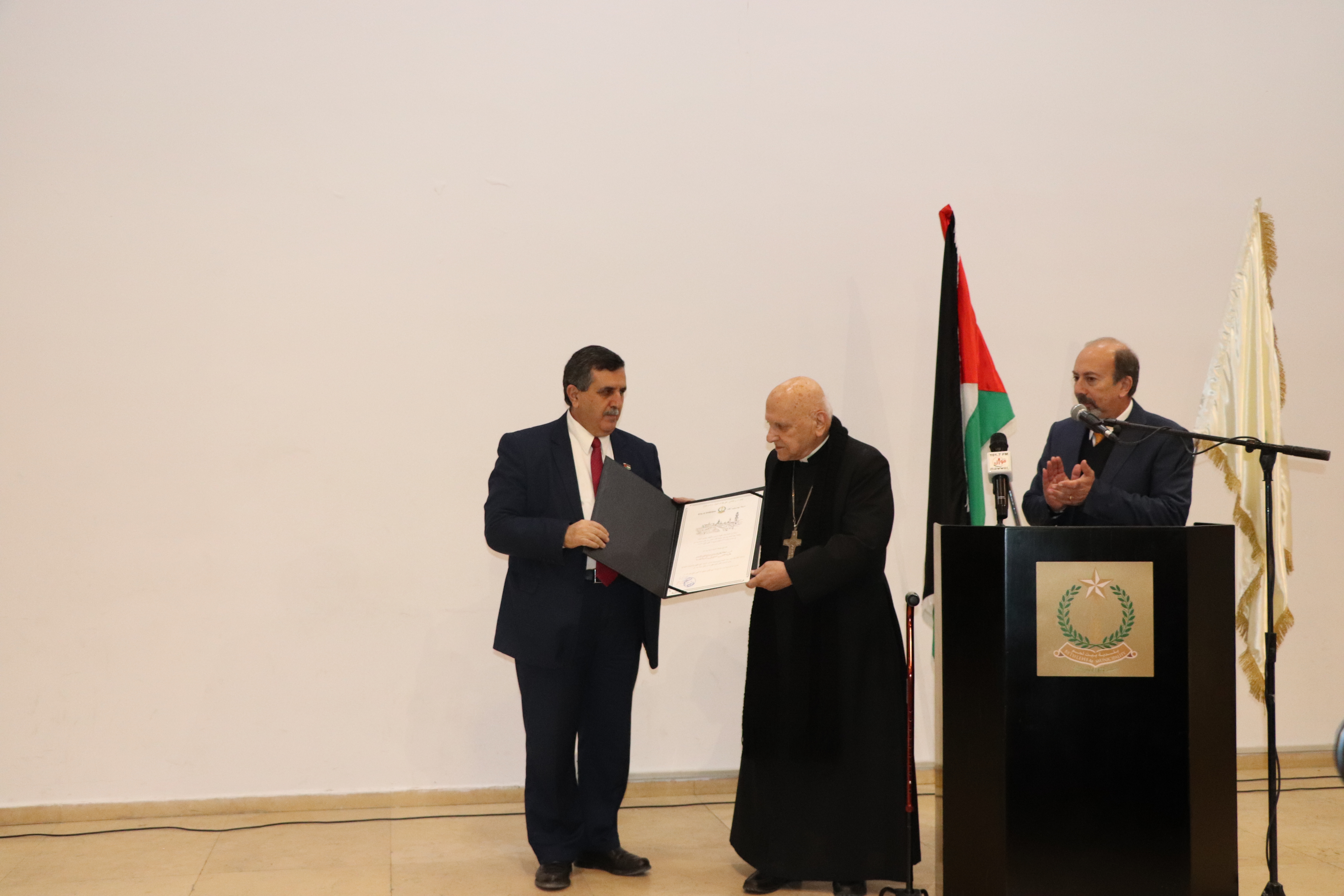 مجلس بلدية بيت لحم يكرّم غبطة البطريرك ميشيل صبّاح، بطريرك اللاتين السابق في المدينة المقدسة ويمنحه مواطنة شرف لمدينة بيت لحم