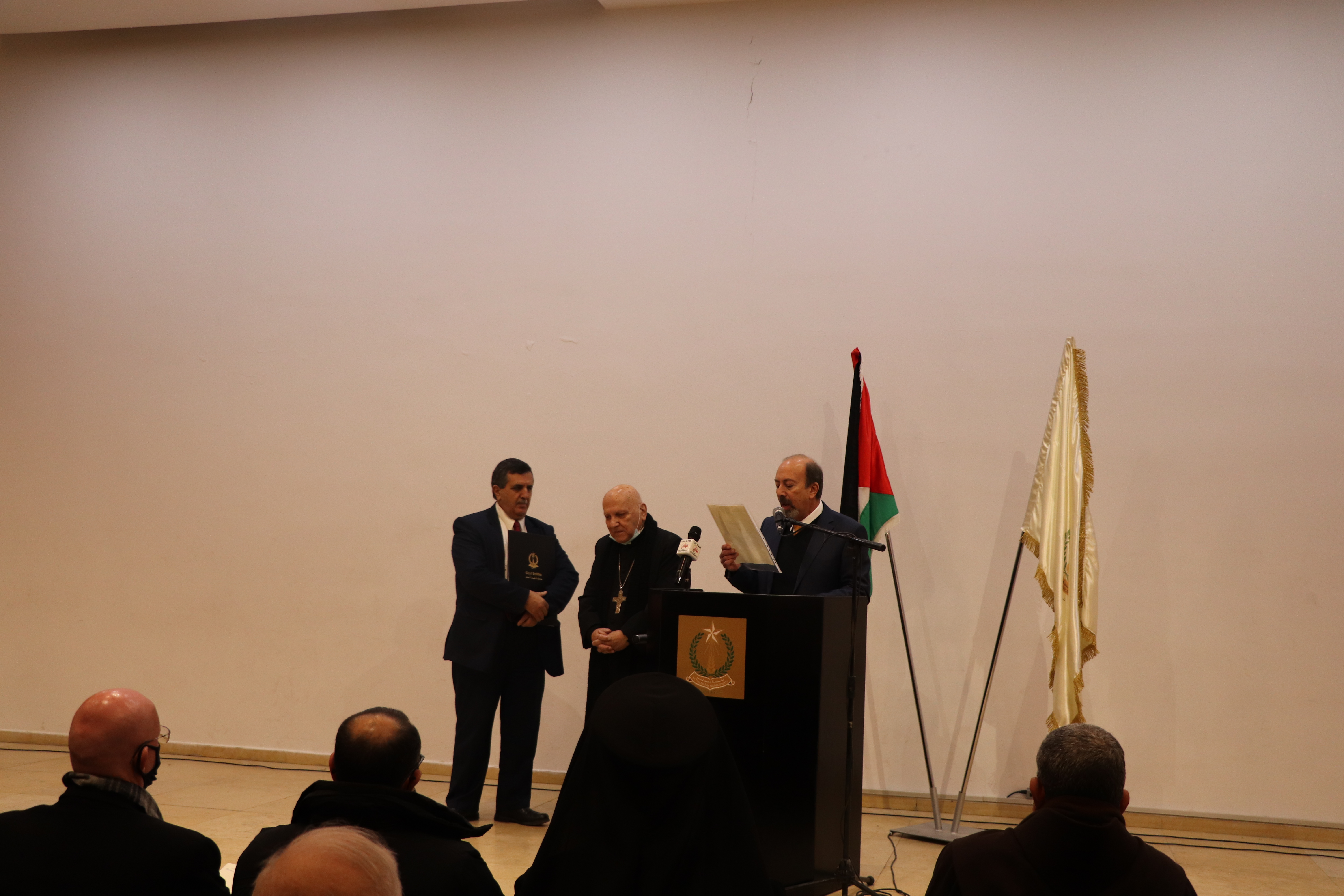 مجلس بلدية بيت لحم يكرّم غبطة البطريرك ميشيل صبّاح، بطريرك اللاتين السابق في المدينة المقدسة ويمنحه مواطنة شرف لمدينة بيت لحم